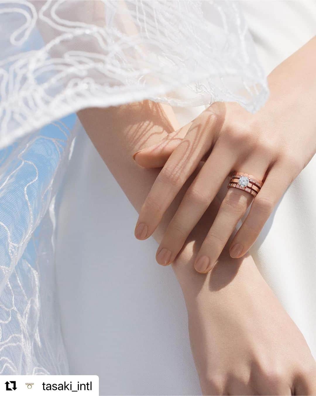 j_paris_bridalさんのインスタグラム写真 - (j_paris_bridalInstagram)「#Repost @tasaki_intl with @use.repost ・・・ Perfect for the stylish bride, the 'PIANO' engagement ring glows with modern sophistication. Find your special sparkle of happiness at TASAKI.  モダンな洗練を奏でる輝きがスタイリッシュな花嫁にふさわしい「PIANO (ピアノ)」のエンゲージメントリング。  #TASAKI #TASAKIdiamond」8月24日 15時20分 - j_paris_bridal