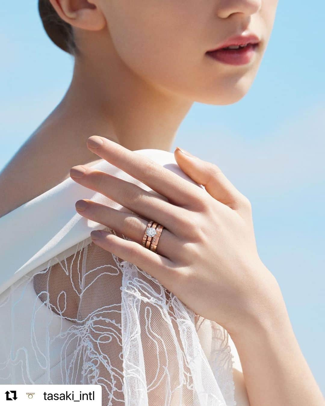 j_paris_bridalのインスタグラム：「#Repost @tasaki_intl with @use.repost ・・・ Perfect for the stylish bride, the 'PIANO' engagement ring glows with modern sophistication. Find your special sparkle of happiness at TASAKI.  モダンな洗練を奏でる輝きがスタイリッシュな花嫁にふさわしい「PIANO (ピアノ)」のエンゲージメントリング。  #TASAKI #TASAKIdiamond」