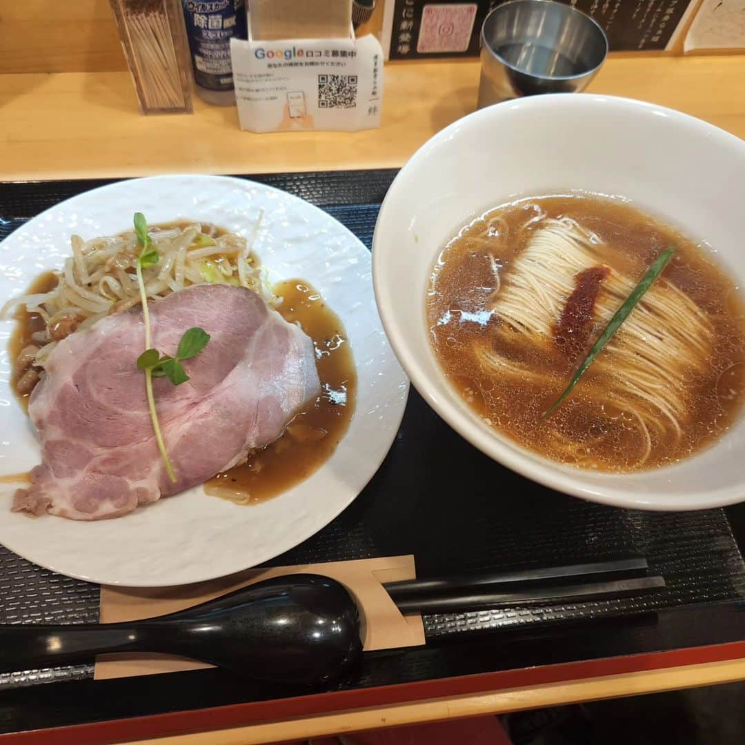 彩乃美希さんのインスタグラム写真 - (彩乃美希Instagram)「御徒町にある博多豚骨らぁ麺一絆に 行ってきました！ 一絆って書いて『いちばん』と 読みます！ 麺はあやのちの好きな細麺の直麺！ 味は濃厚で、野菜たっぷり！ 野菜は麺と別で来るので入れて食べてもよし。 別でたべてもよし。 あんかけにしてあるので野菜に味がしっかり 付いてるよ☺️ 油やネギ、ニンニクの量も選べるので 自分の好みでたべれます！ 家系が好きな人もさっぱりが好きな人も 両方おいしく食べれます！  PR @hakatatonkotsuramen1ban #上野グルメ #上野ランチ #上野ラーメン #御徒町ラーメン #博多豚骨らぁ麺一絆御徒町本店 #御徒町グルメ」8月24日 15時31分 - ayanotan1127