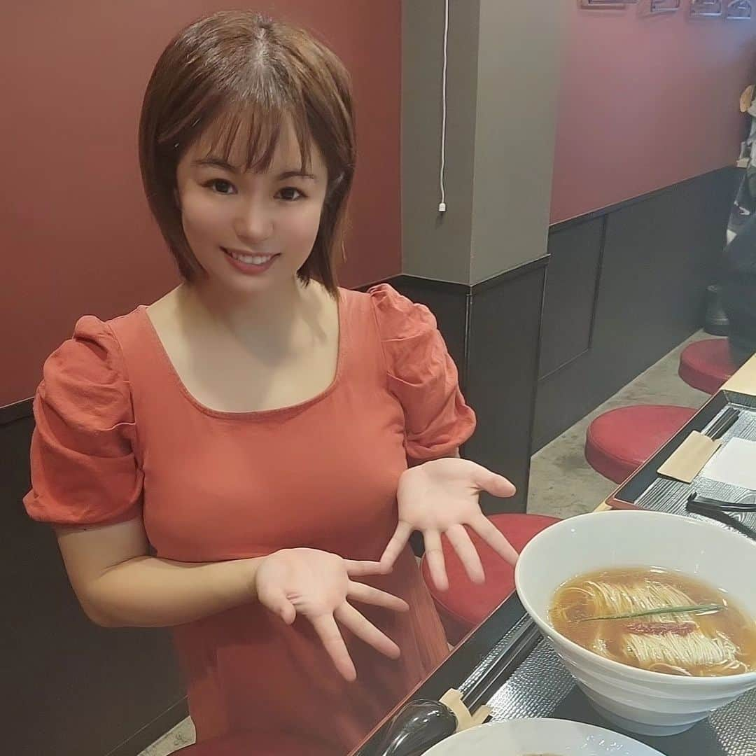 彩乃美希さんのインスタグラム写真 - (彩乃美希Instagram)「御徒町にある博多豚骨らぁ麺一絆に 行ってきました！ 一絆って書いて『いちばん』と 読みます！ 麺はあやのちの好きな細麺の直麺！ 味は濃厚で、野菜たっぷり！ 野菜は麺と別で来るので入れて食べてもよし。 別でたべてもよし。 あんかけにしてあるので野菜に味がしっかり 付いてるよ☺️ 油やネギ、ニンニクの量も選べるので 自分の好みでたべれます！ 家系が好きな人もさっぱりが好きな人も 両方おいしく食べれます！  PR @hakatatonkotsuramen1ban #上野グルメ #上野ランチ #上野ラーメン #御徒町ラーメン #博多豚骨らぁ麺一絆御徒町本店 #御徒町グルメ」8月24日 15時31分 - ayanotan1127