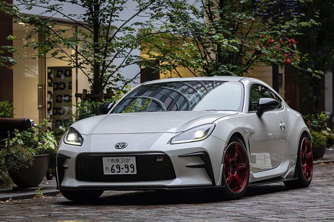 織戸学のインスタグラム：「GR86デモカー RCベース  for sale  一通り手が入っております。  GRキャリパー MAXORIDOフルエアロ STサスペンション  走行距離は 2.000km以下  @130ryokohama  @ridox559_maxorido   ご興味のある方 メッセージお待ちしております。  #forsale  #maxorido #gr86」