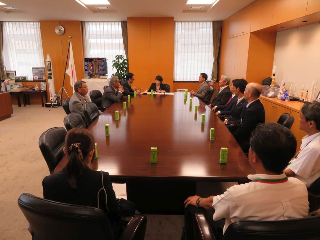 高市早苗のインスタグラム：「8月23日 近畿国道協議会より要望書拝受」