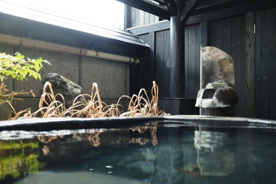 真奈さんのインスタグラム写真 - (真奈Instagram)「山形は米沢の 水曜日の小野川温泉へ🧖  1日目は男湯の大浴場！♨️ シックなサウナでかっこよかった〜〜。 オートロウリュが激長かったです。ギブしました。  夜ご飯とっても美味しくて 米沢牛のすき焼きとろけました…動画には映ってるのでupされならみてちょ♡︎  この日はお部屋のミストサウナも 女湯も楽しんじゃいました♨️  #水曜日の小野川温泉 #むちむちサウナ　#sauna #hotsprings #サウナ女子」8月24日 15時40分 - manatmnt0116