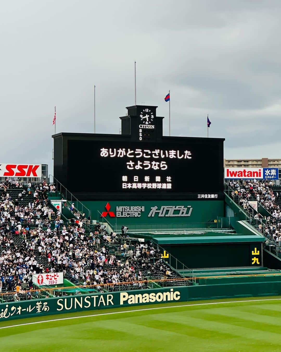 小柳津林太郎さんのインスタグラム写真 - (小柳津林太郎Instagram)「So called Koshien is a genuine classic Japanese high school baseballers' tournament of the year! Congratulations to both #keio from #kanagawa and #sendaiikuei from #miyagi   The last time I went to this stadium was 24 years ago back in 1999 when I was in #plgakuen highschool⚾️  #慶應義塾 と #仙台育英 の皆さんに、もう一度熱い青春を届けて頂き、心から感謝です。二度と見れるかわからない素敵過ぎる景色でした。表向きは塾員として慶應を応援していましたが、母親が宮城出身なので、仙台育英も密かに応援してました📣  自分としては実に24年ぶりの夏の甲子園の応援。最後は1999年の春のセンバツで、PL学園の高3以来でした。（僕は応援ね📣）今回は急遽大学の仲間と博多、東京からそれぞれ集まって行ったのですが、現地に足を運べて、空気を吸えて本当に良かったです😇  来年からはボウズの球児が若干減りそうですねw魂の色は変わらずとも形やメソッドは時代と共に進化していくのでしょう。（そして、いつかPL学園の硬式野球部も復活してほしい。）  ちなみに大先輩の清原一家は初の親子で甲子園優勝🏆すげーーー家族の物語や！  あ、今夜は @bachelorjapan シーズン5 のフィナーレか！ @keiichihasegawa の恋と愛の行方はどうなることやら... そーっと自宅で見守りますw俺はしれーっと大内さん推しです😇  甲子園とバチェラーは全く別物ですが、唯一共通していることは、どっちも #青春 なんだよなぁ  #甲子園 #高校野球 #青春」8月24日 15時34分 - rinsta_gram1002