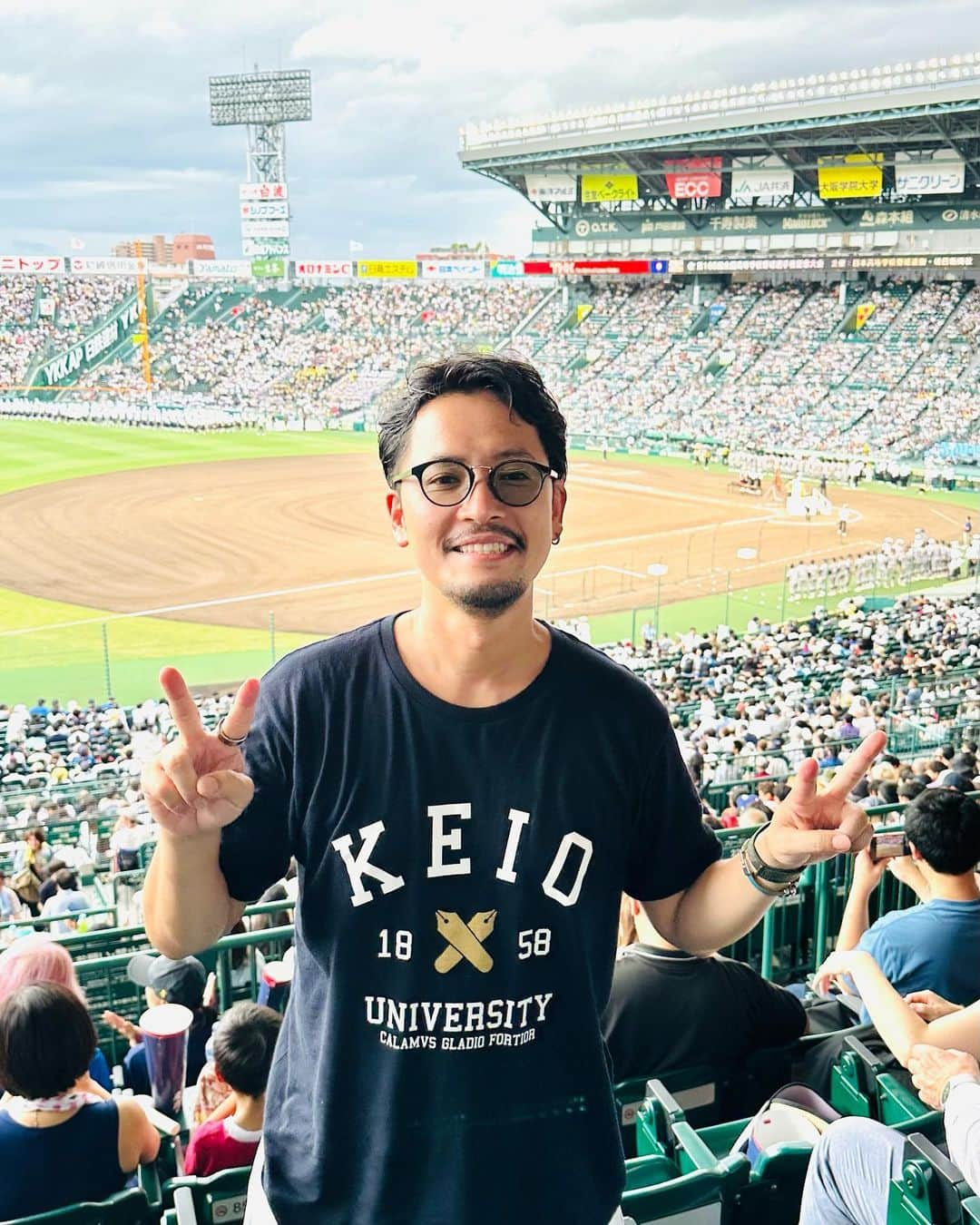 小柳津林太郎さんのインスタグラム写真 - (小柳津林太郎Instagram)「So called Koshien is a genuine classic Japanese high school baseballers' tournament of the year! Congratulations to both #keio from #kanagawa and #sendaiikuei from #miyagi   The last time I went to this stadium was 24 years ago back in 1999 when I was in #plgakuen highschool⚾️  #慶應義塾 と #仙台育英 の皆さんに、もう一度熱い青春を届けて頂き、心から感謝です。二度と見れるかわからない素敵過ぎる景色でした。表向きは塾員として慶應を応援していましたが、母親が宮城出身なので、仙台育英も密かに応援してました📣  自分としては実に24年ぶりの夏の甲子園の応援。最後は1999年の春のセンバツで、PL学園の高3以来でした。（僕は応援ね📣）今回は急遽大学の仲間と博多、東京からそれぞれ集まって行ったのですが、現地に足を運べて、空気を吸えて本当に良かったです😇  来年からはボウズの球児が若干減りそうですねw魂の色は変わらずとも形やメソッドは時代と共に進化していくのでしょう。（そして、いつかPL学園の硬式野球部も復活してほしい。）  ちなみに大先輩の清原一家は初の親子で甲子園優勝🏆すげーーー家族の物語や！  あ、今夜は @bachelorjapan シーズン5 のフィナーレか！ @keiichihasegawa の恋と愛の行方はどうなることやら... そーっと自宅で見守りますw俺はしれーっと大内さん推しです😇  甲子園とバチェラーは全く別物ですが、唯一共通していることは、どっちも #青春 なんだよなぁ  #甲子園 #高校野球 #青春」8月24日 15時34分 - rinsta_gram1002