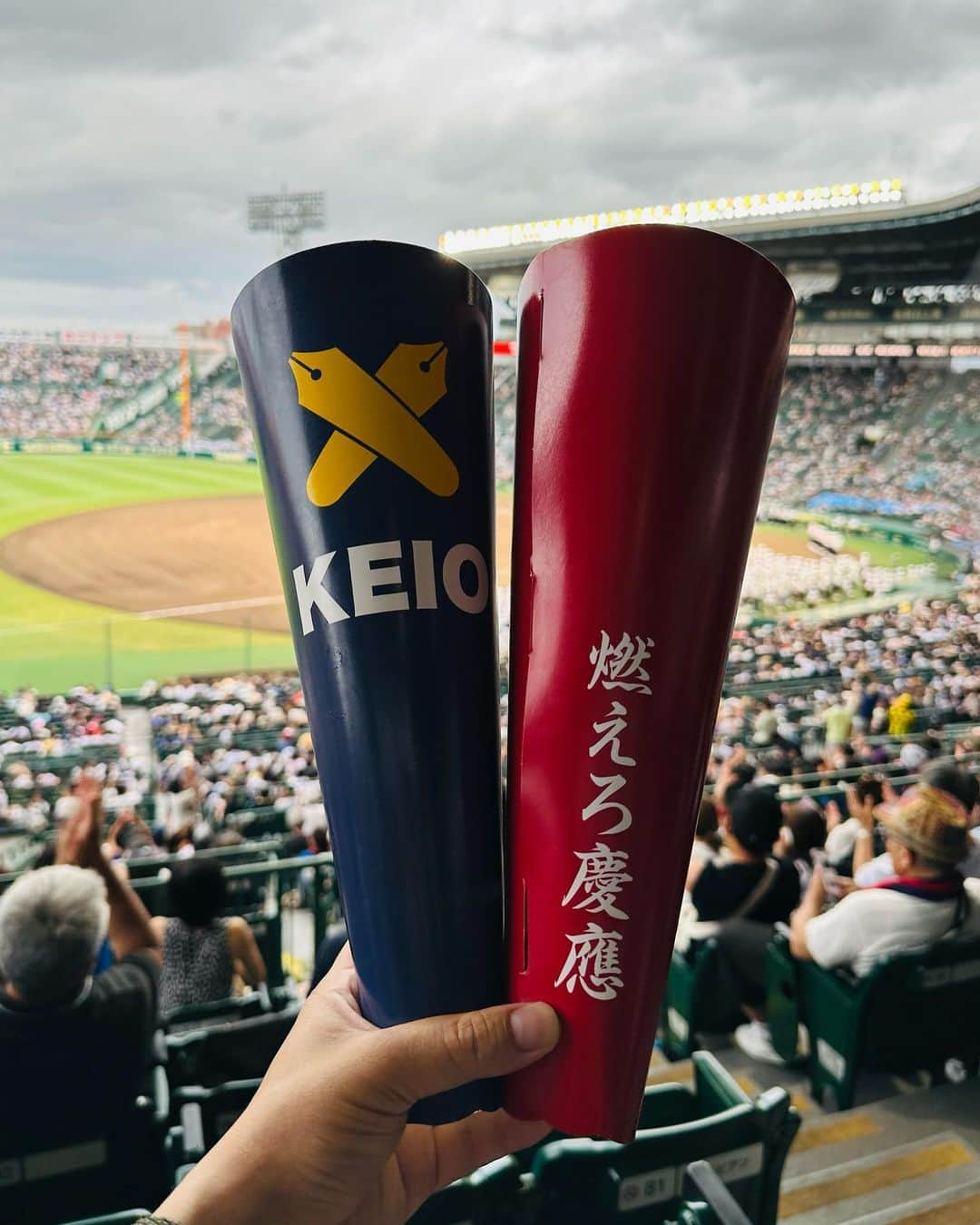 小柳津林太郎さんのインスタグラム写真 - (小柳津林太郎Instagram)「So called Koshien is a genuine classic Japanese high school baseballers' tournament of the year! Congratulations to both #keio from #kanagawa and #sendaiikuei from #miyagi   The last time I went to this stadium was 24 years ago back in 1999 when I was in #plgakuen highschool⚾️  #慶應義塾 と #仙台育英 の皆さんに、もう一度熱い青春を届けて頂き、心から感謝です。二度と見れるかわからない素敵過ぎる景色でした。表向きは塾員として慶應を応援していましたが、母親が宮城出身なので、仙台育英も密かに応援してました📣  自分としては実に24年ぶりの夏の甲子園の応援。最後は1999年の春のセンバツで、PL学園の高3以来でした。（僕は応援ね📣）今回は急遽大学の仲間と博多、東京からそれぞれ集まって行ったのですが、現地に足を運べて、空気を吸えて本当に良かったです😇  来年からはボウズの球児が若干減りそうですねw魂の色は変わらずとも形やメソッドは時代と共に進化していくのでしょう。（そして、いつかPL学園の硬式野球部も復活してほしい。）  ちなみに大先輩の清原一家は初の親子で甲子園優勝🏆すげーーー家族の物語や！  あ、今夜は @bachelorjapan シーズン5 のフィナーレか！ @keiichihasegawa の恋と愛の行方はどうなることやら... そーっと自宅で見守りますw俺はしれーっと大内さん推しです😇  甲子園とバチェラーは全く別物ですが、唯一共通していることは、どっちも #青春 なんだよなぁ  #甲子園 #高校野球 #青春」8月24日 15時34分 - rinsta_gram1002