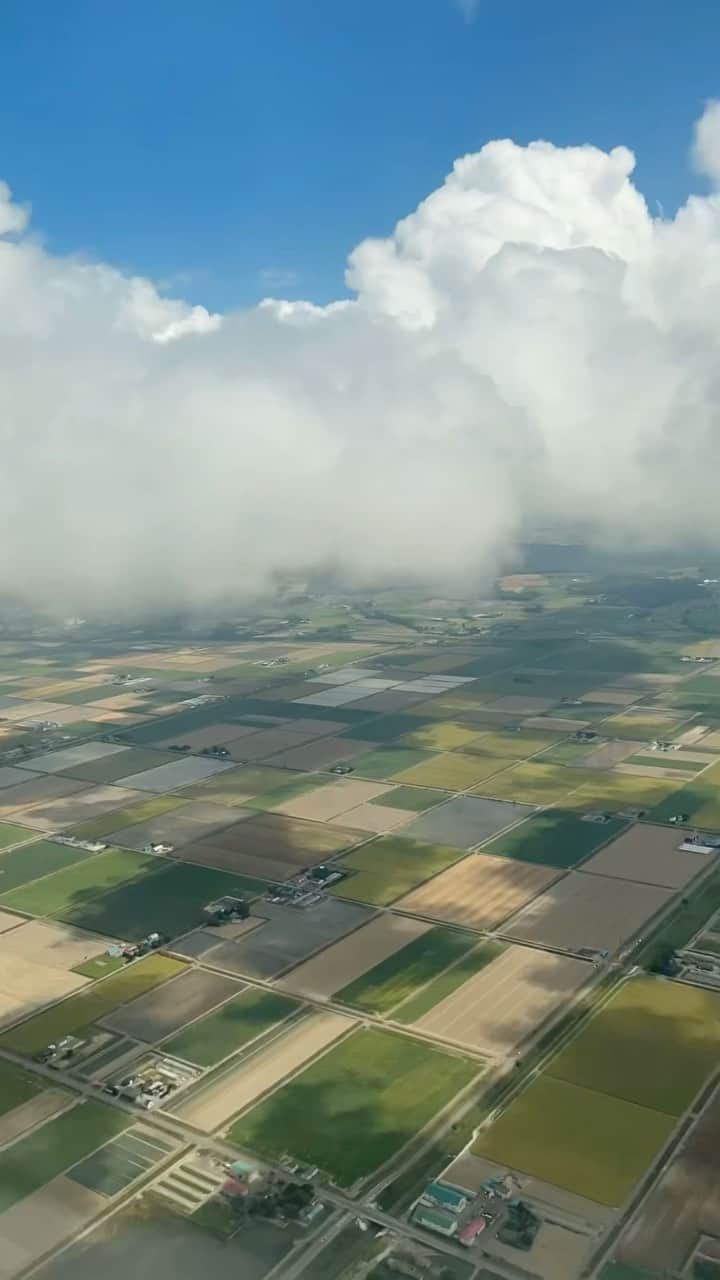 秋山ゆずきのインスタグラム：「. . こんにちは、初めての北海道🐮‪🍦‬  空の上からすこしおりて、雲と並走して、 陸にこんにちは、北海道はでっかいどう🐮🍦🍜  #着陸 #着陸動画  #北海道 #北海道旅行  #新千歳空港 #札幌 #飛行機 #雲の上 #雲 #雲と並走 #空 #空から」