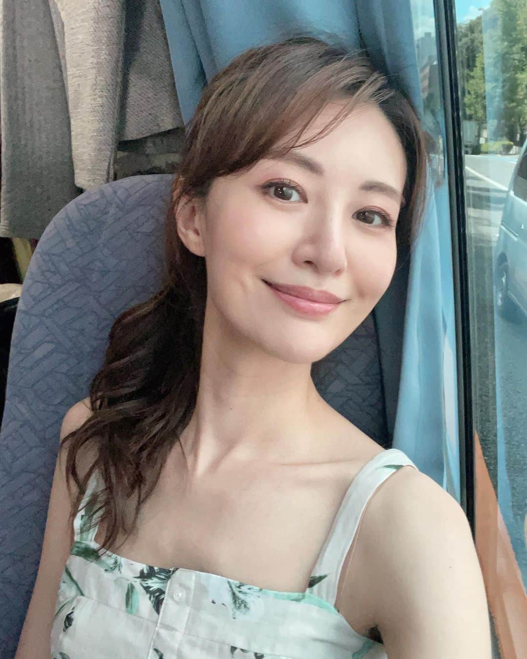 園原ゆかりのインスタグラム：「お疲れ様でした🙏  今日、メイク中にJJ時代から一緒のヘアメイクさんと語り合いました  若いうちはわからない事が多くて 自尊心が先に出ちゃう事もあるし 気持ちを上手く抑えなきゃいけない場面があって そういったあれこれを どう乗り越えてきたかで 今があるんだね、って話  思いやりもその反対の行動も ブーメランのように 自分に返ってくるのね、って笑  若かったからって自分の行動は 自分の責任 でも、そこに囚われてたら成長もないし 今、こうなりたい、こうしようって思う自分でいられれば また明日がある  そんなことを朝も早くから 語ったのでした笑  撮影は今日もとても楽しく 感謝です ありがとうございました  📸  #撮影 #ootd #ロケバスにて  #お疲れ様でした #shooting #model #fashion #ootd #mywork #モデル #ファッション #夏 #猛暑 #selfie」