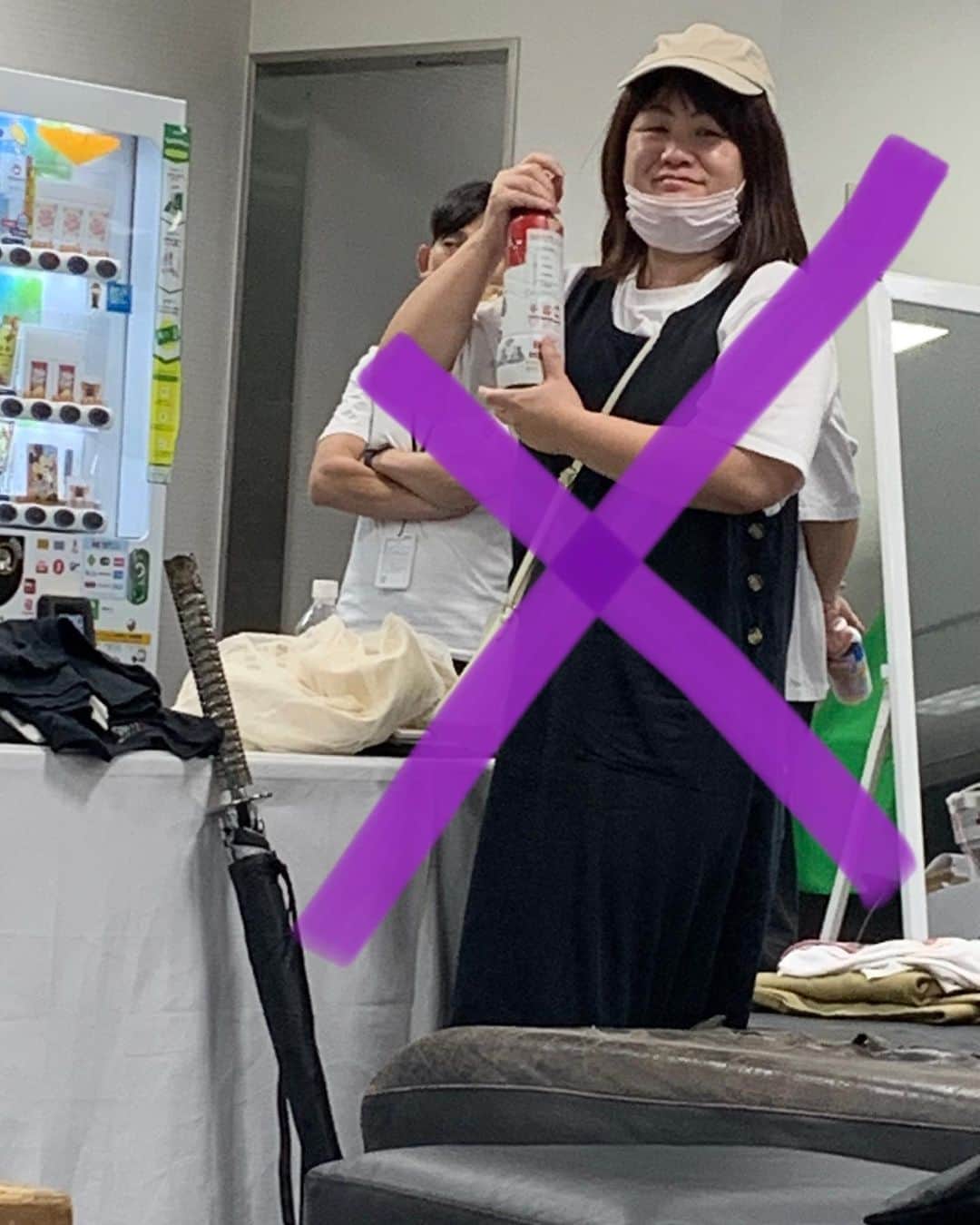 子安裕樹のインスタグラム：「【ガチブン殴り案件】 美酢を劇場に大量に差し入れ頂いてるんですが、、、  誰が1番に取っとんねん！！  ガチブン殴りや！！  #作家石塚 #美酢 #体にめちゃくちゃいいので皆様も是非」