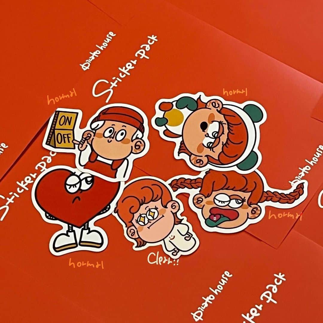 Pirakoのインスタグラム：「ステッカー！ 再販します！🔴🟠🟡🔵🟢 わしのお気に入りはあか！ 前回の販売でもあかさんがいっちゃん人気でした😳」