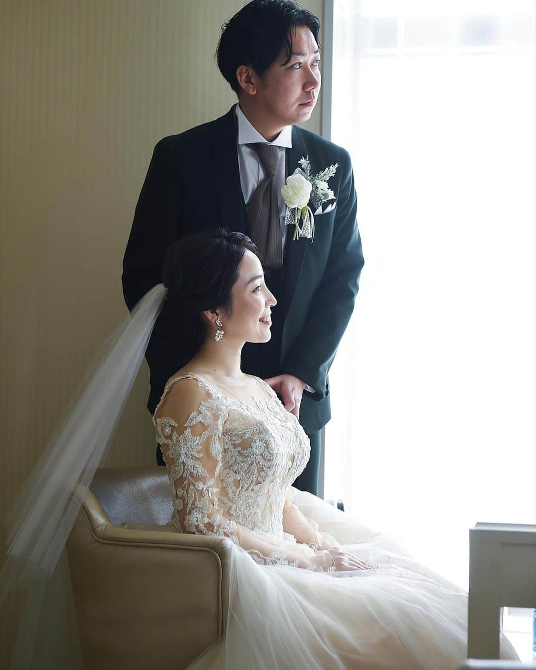 THE STYLE_OKAYAMA【公式】のインスタグラム：「. お仕度後、ブライズルームにて📷  もうすぐ始まる結婚式の一日を想像しながら 緊張と緩和が入り混じった瞬間も 思い出の1ページに刻みます . ——————— . @thestyle_okayamaをフォローし #ザスタイル岡山 をつけて 検索してくださいね♪ . #スタイルズ花嫁 #ザスタイル岡山 #thestyle岡山 #ブライダルハウスtutu #シェアーズヘアメイク #岡山花嫁 #岡山結婚式 #プラコレ #DRESSY花嫁 #挙式 #ウエディングドレス #結婚式の一日 #ブライズルーム #お仕度ショット」