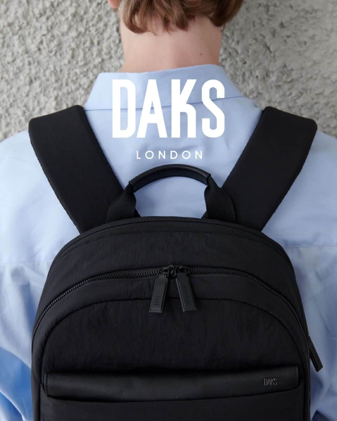 DAKS Koreaのインスタグラム：「DAKS 23 F/W #DDCITY  닥스액세서리(@dakskorea_accessories)에서 23F/W 시즌 새롭게 선보이는 DD CITY, D-BIZ 라인입니다. 시크한 블랙 컬러감이 어우러진 기본 디자인으로 베이직한 #닥스백팩 입니다. 나일론 소재를 사용하여 가볍고 내구성이 좋으며 수납력이 뛰어납니다.   #닥스 #DAKS #닥스가방 #닥스남자가방 #닥스백팩」