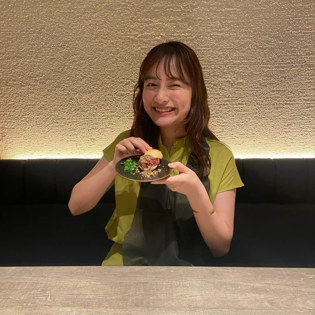 川口カノンのインスタグラム：「8月12日にグランドオープンされたUSIGORO池袋店にお邪魔してきました💓 @ushigoro_yakiniku  . 今回は池袋限定極みコース11000円をいただきました。  ・キャビアタルタル ・季節ナムル盛り合わせ ・極みのタン ・厳選厚切りハラミ ・厳選部位塩 ・本日のスープ ・☆ヒレカツスライダーバーガー ・サラダ ・厳選赤身の焼きしゃぶ ・☆とろける特選サーロイン ・クラシタのすき焼き ・水キムチ ・厳選部位と赤海老の石焼 ・デザート(選べる) ． どれもとても美味しくてワインが進んでしまいました🍷 ． ヒレカツスライダーバーガーは絶対に食べてほしい、、、♡ ふわふわのバンズに美味しすぎるお肉、美味しすぎるソース、そしてトリュフ、、、🥹 美味しくないわけがないです、、、 いやもう全ての料理食べて欲しい笑 ． 雰囲気もとても良くまたお伺いしたいです。 ありがとうございました💓 ． ． ． ．  #うしごろ #池袋焼肉 #うしごろ池袋 #焼肉」