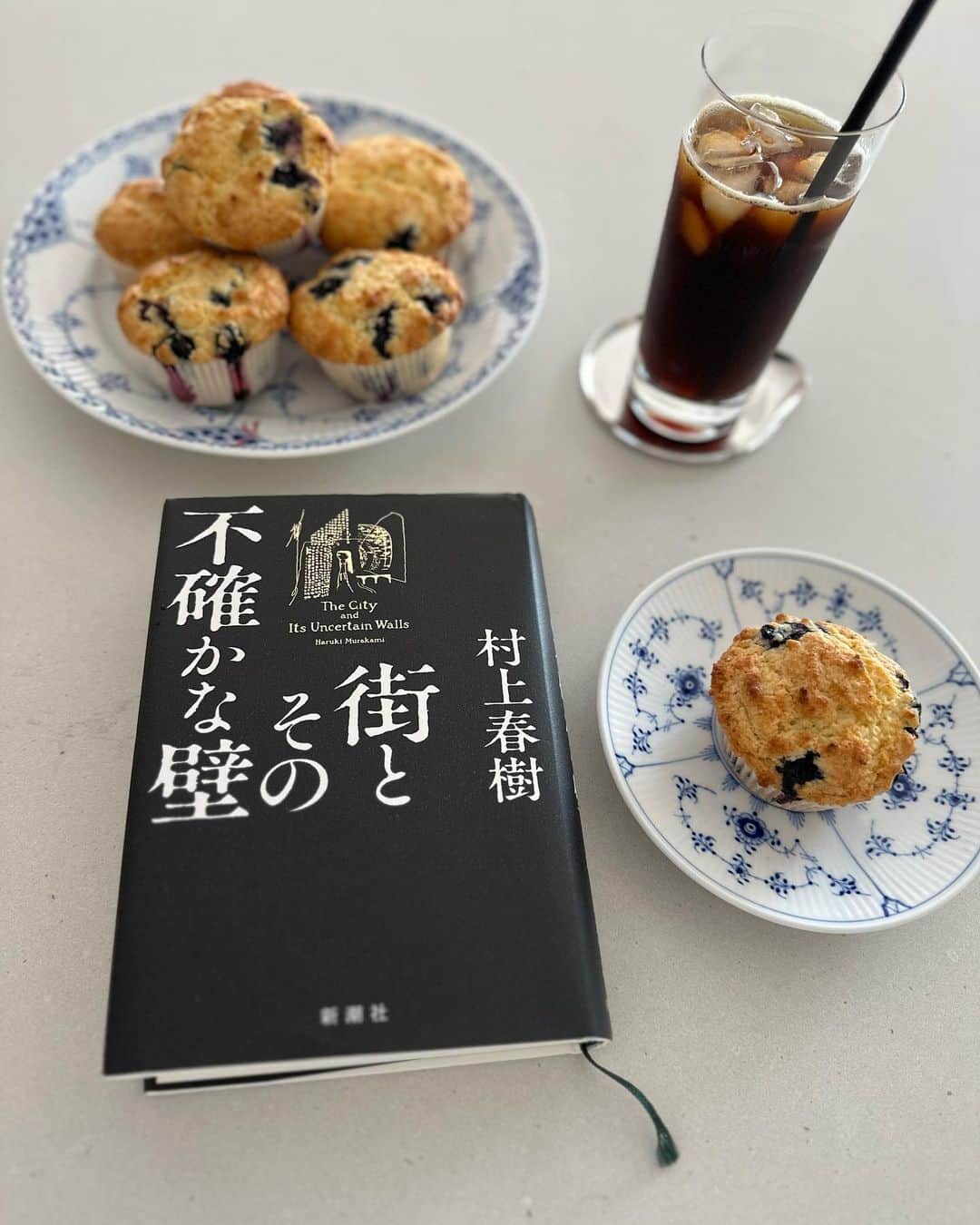 香川絵馬のインスタグラム：「朝にマフィンを焼いた時に 自分のおやつ用も作っておりまして☺️  先月、勉強の息抜きに読んでいた  街とその不確かな壁  …読んでる時から  ブルーベリーマフィンが食べたくて。笑 （読んだ方気持ちわかりますよね？！）  ただ、その時は トレーニングと筋肉作りに集中していたので、食べるわけにもいかず  やっと今日、食べる事ができました。  嬉しいっ🙌  余談ですが  グランドハイアット東京の フィオレンティーナで出てくる  大きなサイズの アイスカフェラテや アイスコーヒーが大好きで  我が家も、アイスコーヒー、ラテの時は 大きめサイズ💯」