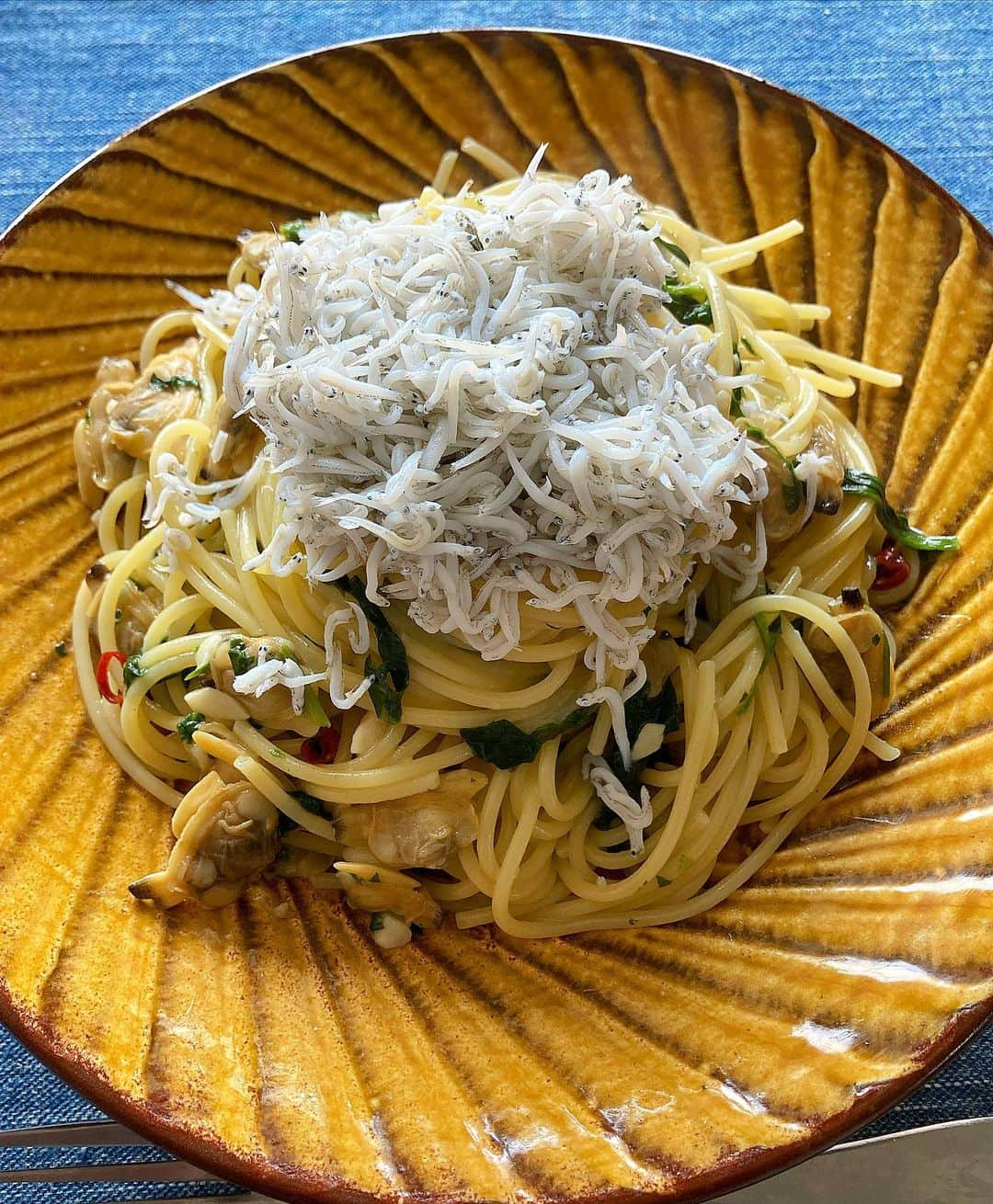 成松修のインスタグラム：「しらすたっぷりアサリとほうれん草のペペロンチーノ peperoncino  アサリとほうれん草でペペロンチーノの作ってその上に大量の釜揚げしらすを乗せました。 最高に上手い逸品の出来上がり‼️ 暑い日を乗り切ろう。  #しらすとアサリのペペロンチーノ #パスタ #釜揚げしらす #ペペロンチーノ #シラスのペペロンチーノ #しらすのペペロンチーノ #料理部 #パスタ部 #しらすたっぷりアサリとほうれん草のペペロンチーノ #peperoncino #pasta #パスタの為の皿 #パスタのためのフォーク #パスタのための食器」