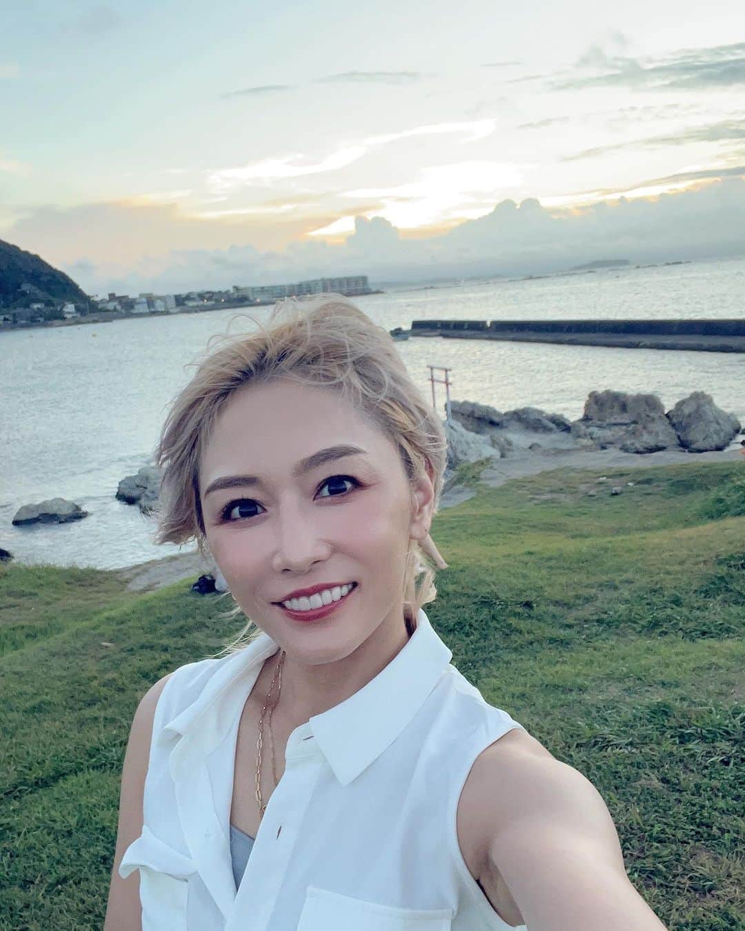 杏さゆりのインスタグラム：「昨日は朝からスタジオ撮影からの夕景📷✨ 素敵な写真が沢山撮れたよ✨ お楽しみに🤭❤️ . Yesterday we took pictures in the studio from the morning, and the last one was the sunset 📷✨ I took a lot of nice pictures✨ Look forward to it 🤭❤️ . #撮影　#shooting #杏さゆり　#SayuriAnzu」