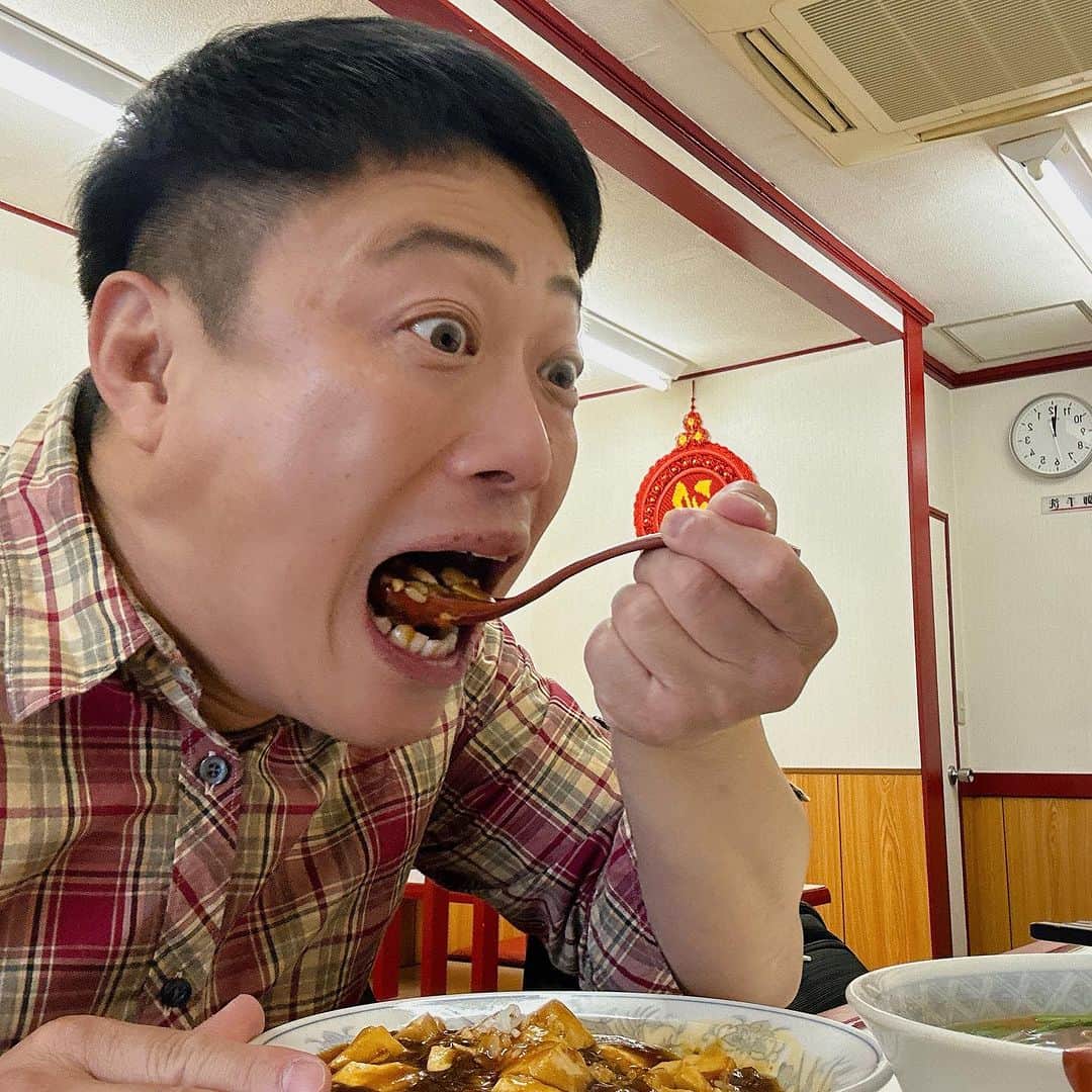 やのぱん（矢野ひろし）さんのインスタグラム写真 - (やのぱん（矢野ひろし）Instagram)「暑いときは、辛いモノ！！ 町中華には、ロマンがある*\(^o^)/*  辛い麻婆豆腐に台湾ラーメン！  麻婆豆腐、一口目は甘味と旨味が来て、おお〜美味しくてしっかりした味わ、、、、ぐらいでガツンとした辛味がやってくる！ 止まらないレンゲと汗♪  ラーメンは、ピリ辛いスープが心地よく、 シャキシャキもやしが、箸休め！ もっとパンチ欲しいけど、麻婆豆腐食べてるからかな？ スープみたいに食べれる！  #ランチ　#街中華　#町中華　#やのぱん #麻婆豆腐　#台湾ラーメン #辛くない」8月24日 16時24分 - yanopan1103