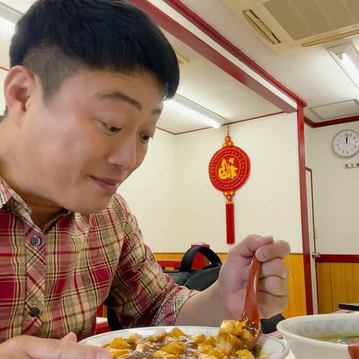 やのぱん（矢野ひろし）のインスタグラム：「暑いときは、辛いモノ！！ 町中華には、ロマンがある*\(^o^)/*  辛い麻婆豆腐に台湾ラーメン！  麻婆豆腐、一口目は甘味と旨味が来て、おお〜美味しくてしっかりした味わ、、、、ぐらいでガツンとした辛味がやってくる！ 止まらないレンゲと汗♪  ラーメンは、ピリ辛いスープが心地よく、 シャキシャキもやしが、箸休め！ もっとパンチ欲しいけど、麻婆豆腐食べてるからかな？ スープみたいに食べれる！  #ランチ　#街中華　#町中華　#やのぱん #麻婆豆腐　#台湾ラーメン #辛くない」
