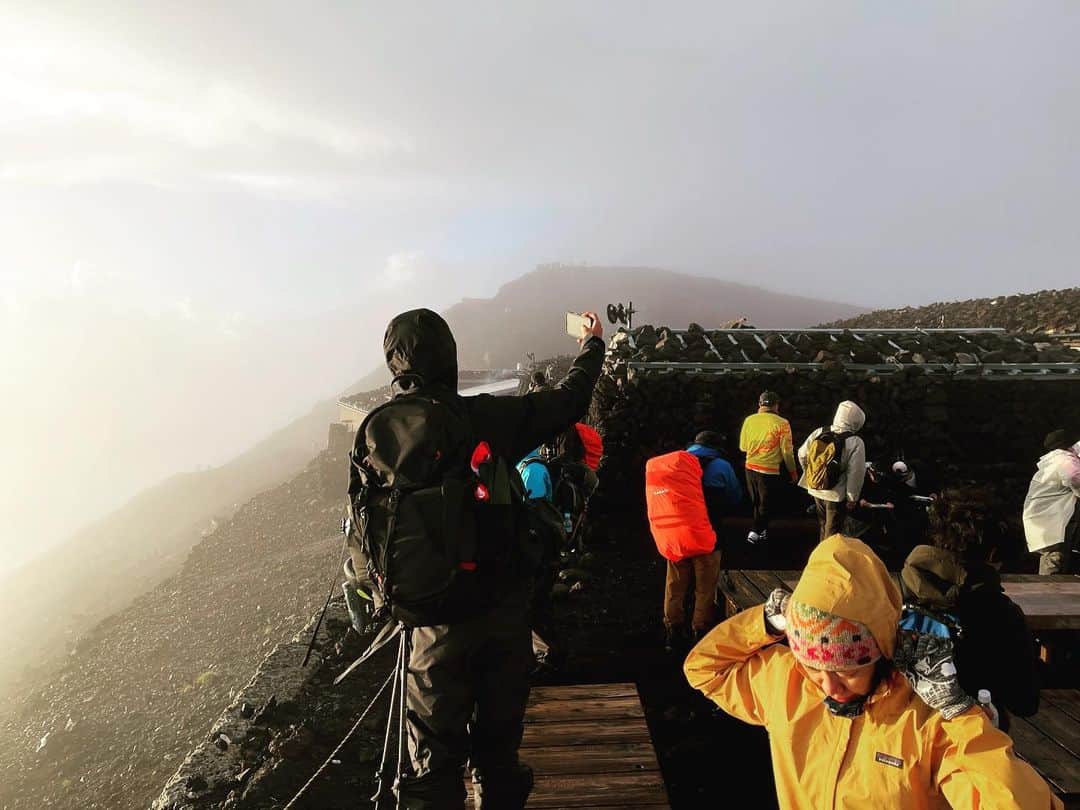井上ヨシマサのインスタグラム：「富士山頂 #ガスってる #のぼりくだり雨#outdoorlife #mtfuji #なのに止められない  #climbing」