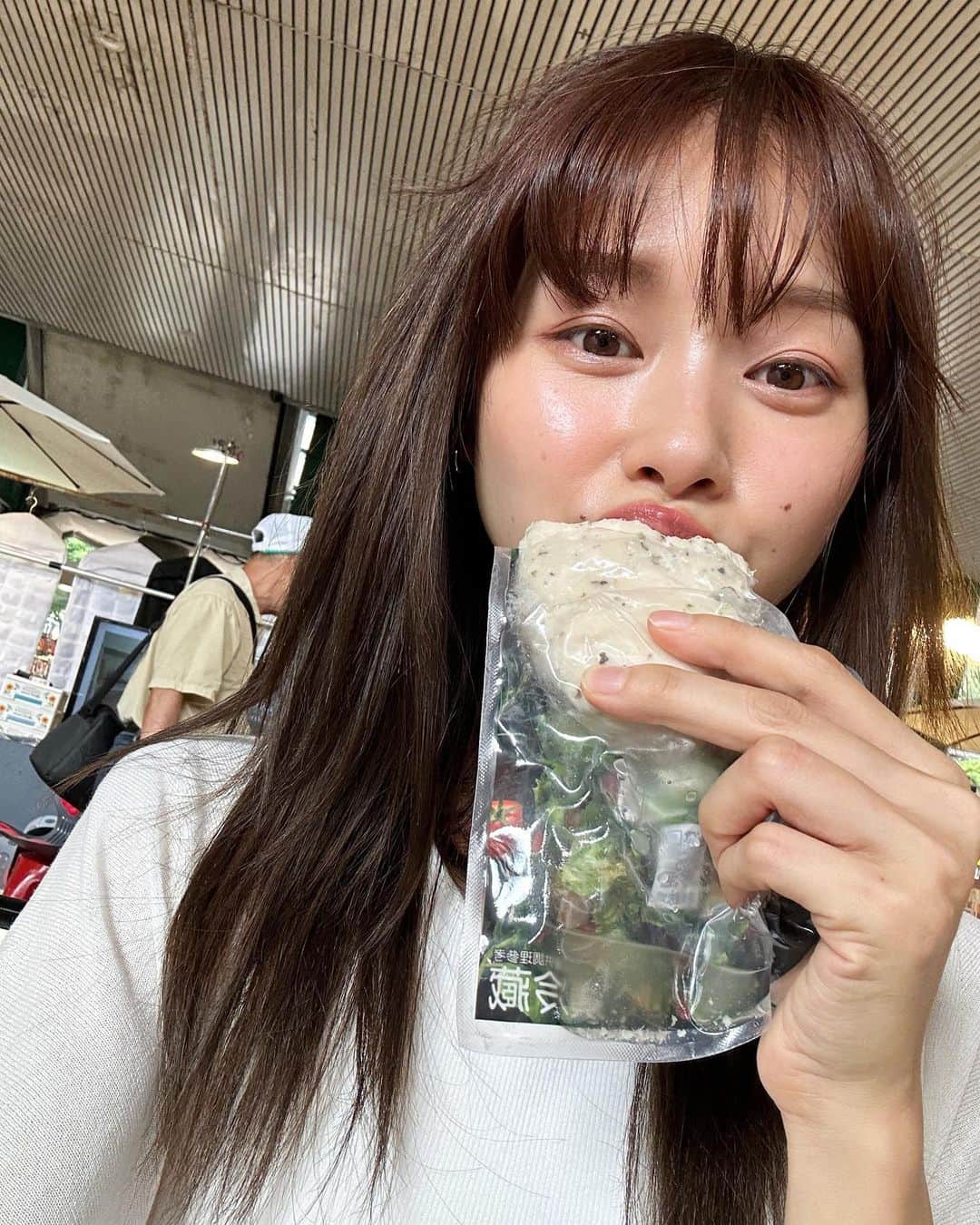 吳斐莉のインスタグラム：「在外補充蛋白質的好朋朋💕 但我還是比較喜歡單純鹽味 而且吃完超開胃 立馬又買了第二包 還被店員姊姊發現🤣  #增肌日常」