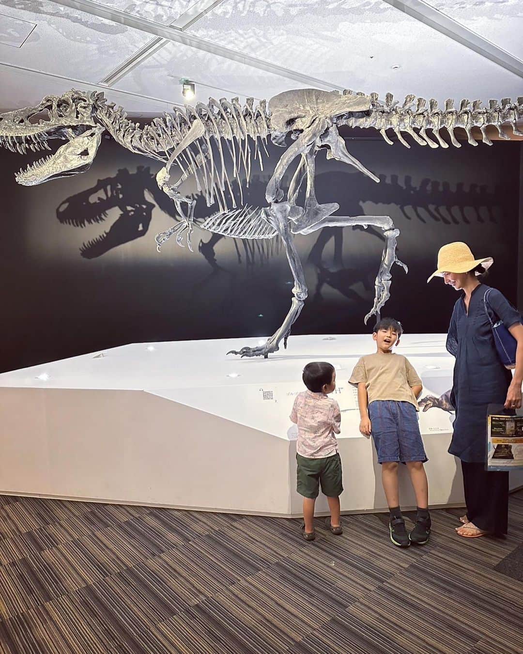 愛可さんのインスタグラム写真 - (愛可Instagram)「・ 昨日はナオちゃん親子と東京ミッドタウンにて開催中の 『恐竜科学博』へ！ ・ 6歳違いのナオちゃんの息子くんに、すっかり懐いては追いかけまわし、ベタベタしたりと恐竜どころじゃないって感じでしたが、、、☺️ ・ 親達は、翼竜ケツァルコアトルスの大きさにおののいたり、トリケラトプスの骨量に関心したりと楽しんできました🦖  その後、ミッドタウンのお庭で水遊び。　 2人でずぶ濡れで、夏を堪能していました。  #恐竜科学博」8月24日 16時22分 - aikick