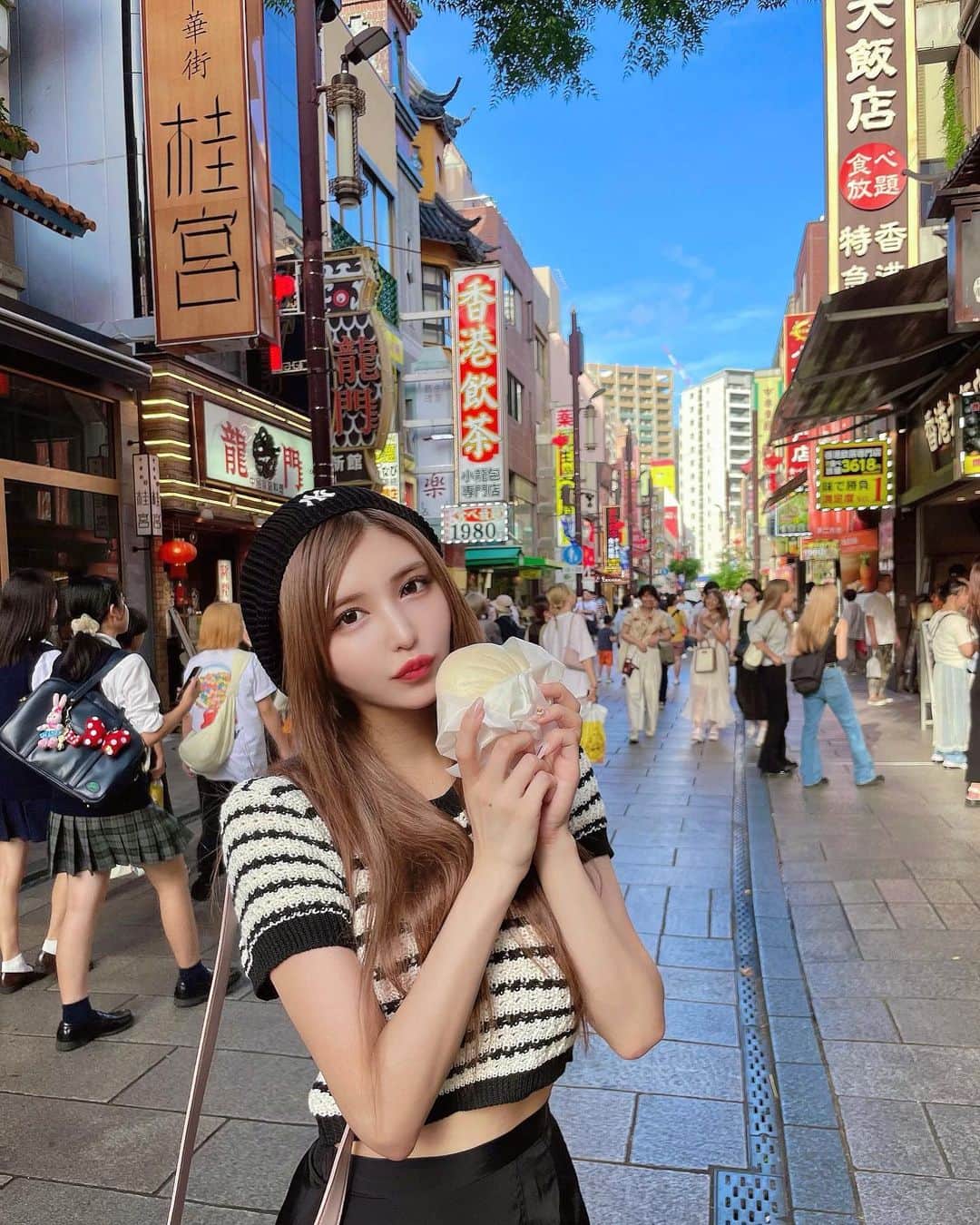 Ninaのインスタグラム：「横浜おさんぽ🐈🐾  食べ歩きって楽しいよねჱ̒^. ̫ .^♡   #横浜中華街食べ歩き」