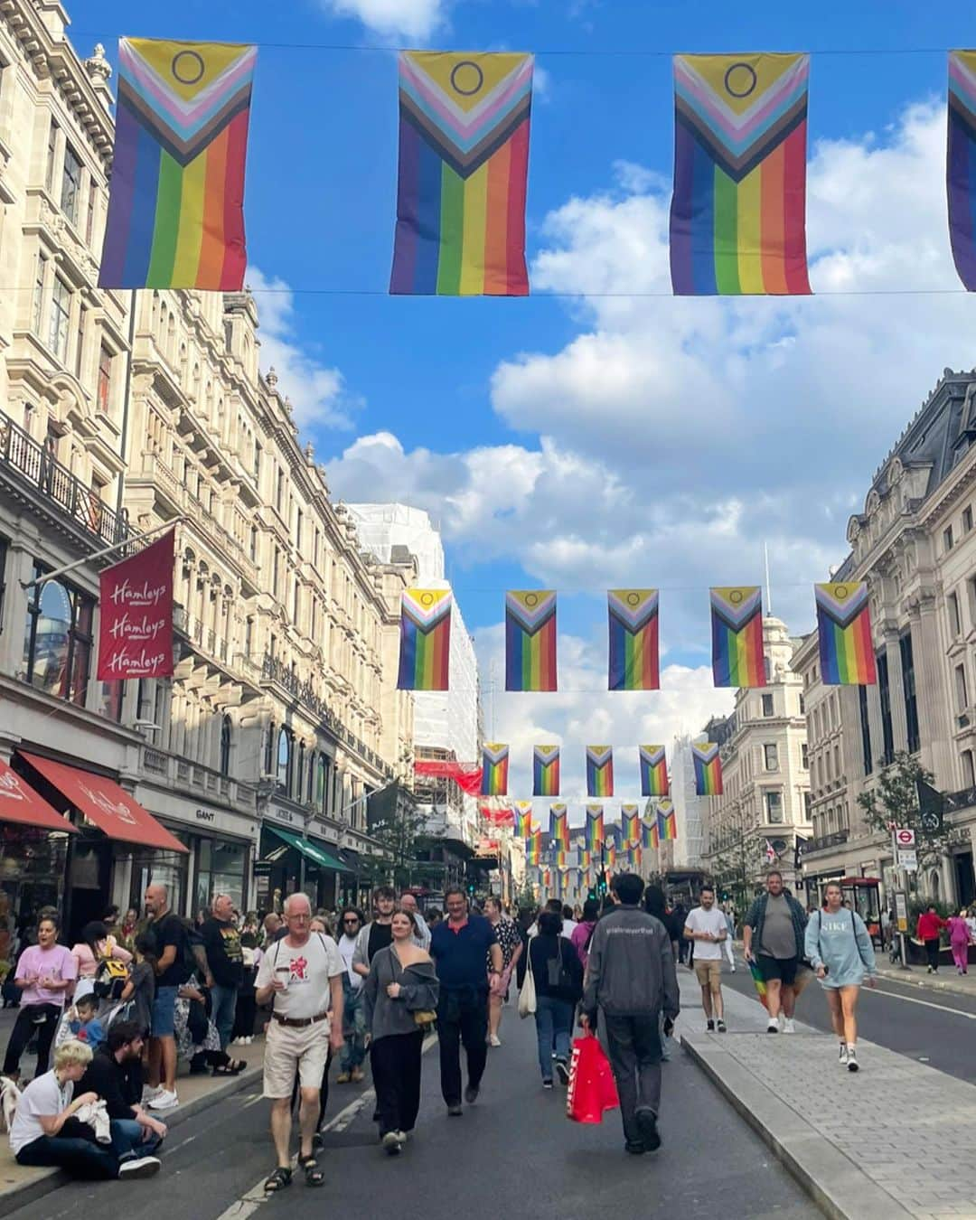 Yu-kiさんのインスタグラム写真 - (Yu-kiInstagram)「Recent🇬🇧 1 久々のPrideイベント🌈 2 OATLYのNEW ONE 3 ケニア人大家の特製サンドイッチ🥪🇰🇪 4 イランのアイス🇮🇷 5 イギリスではピザ一枚食べるの普通🍕 6 タコス🌮 7 発酵ドリンクKOMBUCHA🥤 8 イギリス観光スポットKew garden  9 大好きなBUN🇻🇳 10 必ずストックしてあるDATES」8月24日 21時48分 - yu_ki96