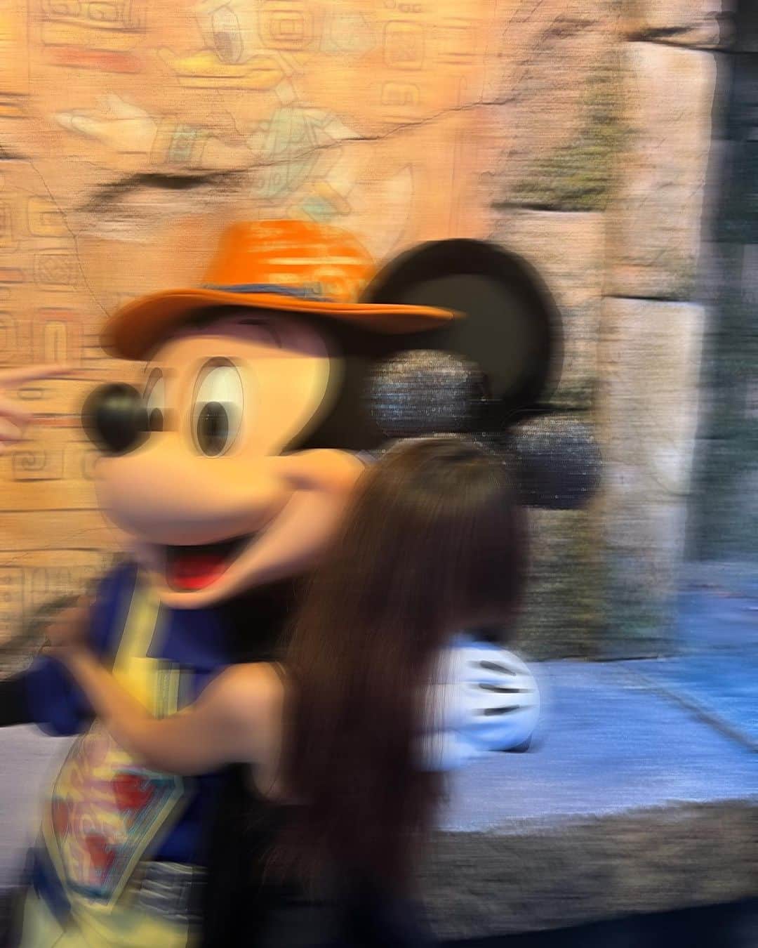 山尾梨奈のインスタグラム：「〻 Shining, shimmering, splendid… The reality more beautiful than a daydream 💎 Disney always makes me a child and a princess…  大好きなBIG BAND BEAT もう何回も見たけど 初めて前から2列目で見ることが出来て 衣装のラメが舞うのまで見えました！大興奮！  フォレストシアターのマジカルミュージックワールドは 今回やっと初めて鑑賞出来ました😭 噂で聞いてた以上で感動の鳥肌止まらなかった…  ホテルはアンバサダーのスティッチルームに泊まったよ！  何年ぶりにミッキーとハグ出来ただろう💭」