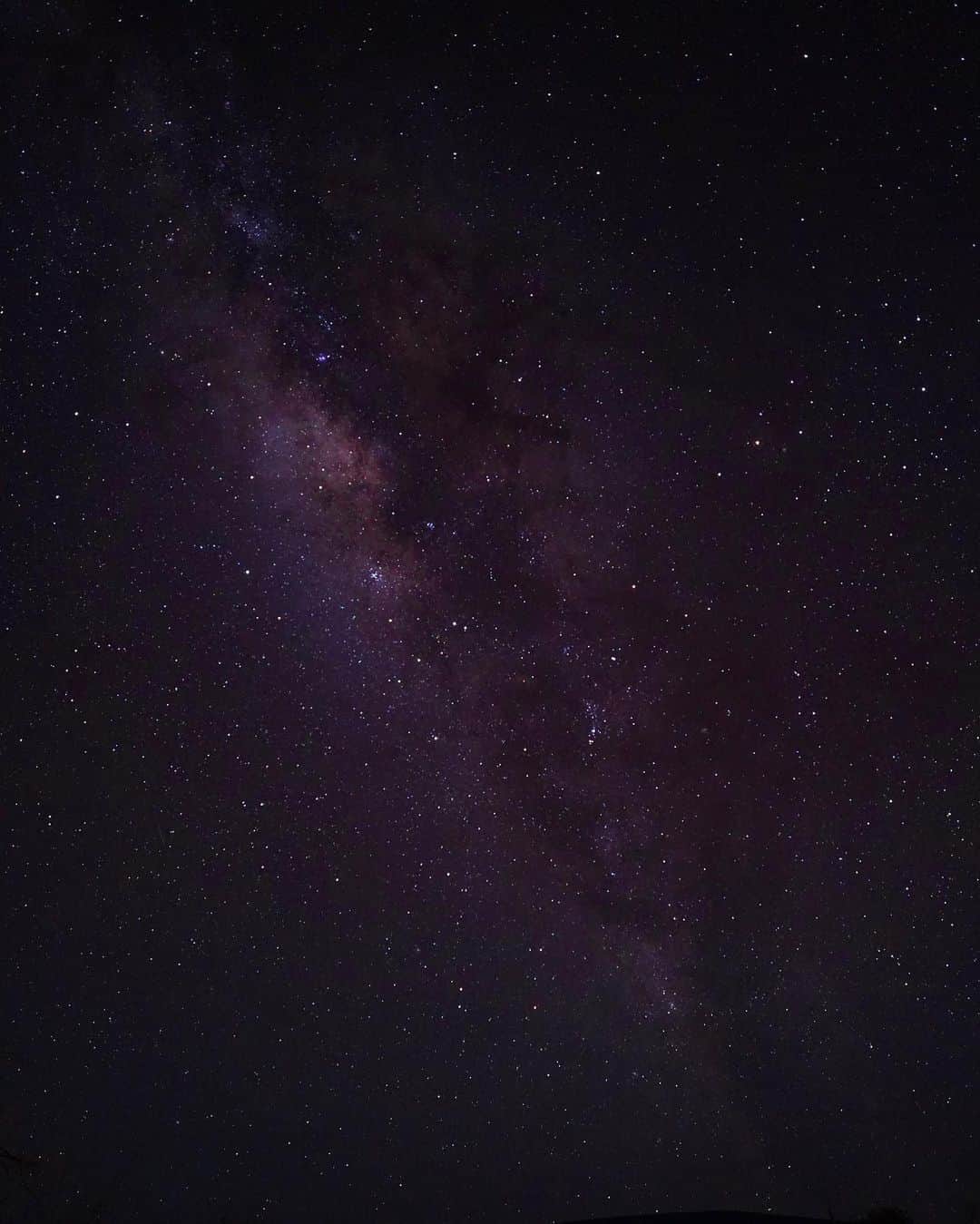 安岡あゆみさんのインスタグラム写真 - (安岡あゆみInstagram)「. 世界で一番綺麗な星が見られると言われているハワイ島🏝️ ツアーのフィナーレはマウナケア山麓で星空観察をしました。 マウナケアは「宇宙に一番近い場所」と言われており、周囲には天体観測を邪魔するような光や障害物がないので360度大パノラマの満点の星空を眺めることができます。 天の川や星座が肉眼でもくっきり見ることができて感動もの🥹 時間を時間を忘れてずっと眺めてしまいそうな幻想的で美しい星空でした🌌 標高2000m地点は10度前後なので防寒必須です。（アウターは貸していただきました⛄️） . . #hawaii #hawaiitrip #bigisland #bigislandcandies #ayumi_y_travel #ハワイ #ハワイ旅行 #ハワイ島 #ハワイ島旅行 #星空 #星空撮影 #星空フォト #ビッグアイランド」8月24日 21時53分 - ayumi_yasuoka