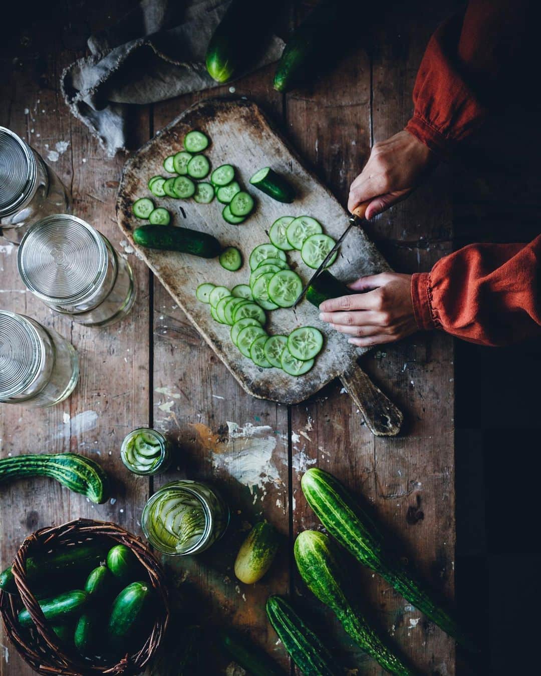 Linda Lomelinoさんのインスタグラム写真 - (Linda LomelinoInstagram)「Pickled things & jam from @myfeldt’s ’Det växer saft och sylt överallt’  🥒🧅🍑🫐」8月24日 21時53分 - linda_lomelino
