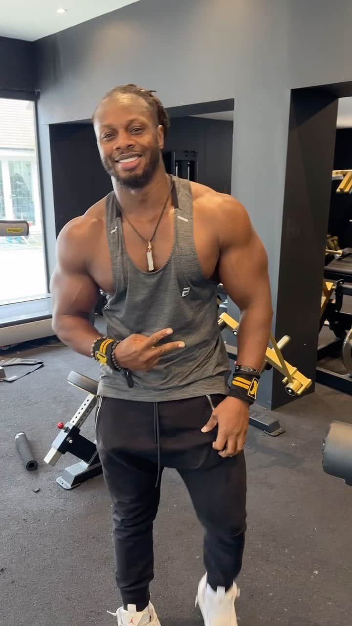 Ulissesworldのインスタグラム：「Who’s ready for a 3D Chest 💪🏾🔥  The secret to a more defined chest is making sure you’re targeting all 3 parts of the pectorals, but not only that, you want to be involving a variety of bilateral, unilateral and isolated exercises to really get in and tear those muscle fibres 🔥Give this workout a try:  Exercises: 1. Bench Press  2. Dumbbell Pec Fly 3. Decline Dumbbell Press 4. Decline Hex Press 5. Incline Bench Press 6. Low-to-High cable flys Aim for 3 sets of 8-10 reps on each exercise or if you’re staring heavy on the bench press aim for 3 sets of 6-8 controlled reps 💪🏾  Finisher: Push ups to Failure   (P.s. you can find for more workouts like this in my Ultimate Transformation Program designed to help you transform your physique according to your lifestyle, with your own custom meal plan. Click the link in my bio to get yours 💪🏾)」