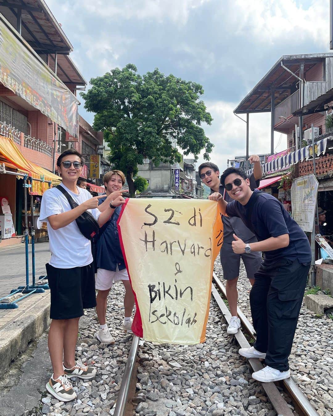 大塚稜馬のインスタグラム：「Hari ini kami menuliskan impian2 masa depan kami di lampion, lalu menerbangkannya 😄  Jerome: S2 di Harvard dan bikin sekolah Yusuke: 1 juta subscribers Tomo: Jadi pilot Otsuka: Bikin Jepang lebih maju melalui entertainment  Semoga bisa terwujud, aamin!! Btw, agak mellow karena ini jadi tahun terakhir kami bersama sebagai satu grup sebelum akhirnya berpisah mengejar impian masing-masing. 🥲 #ceritanyajerome」