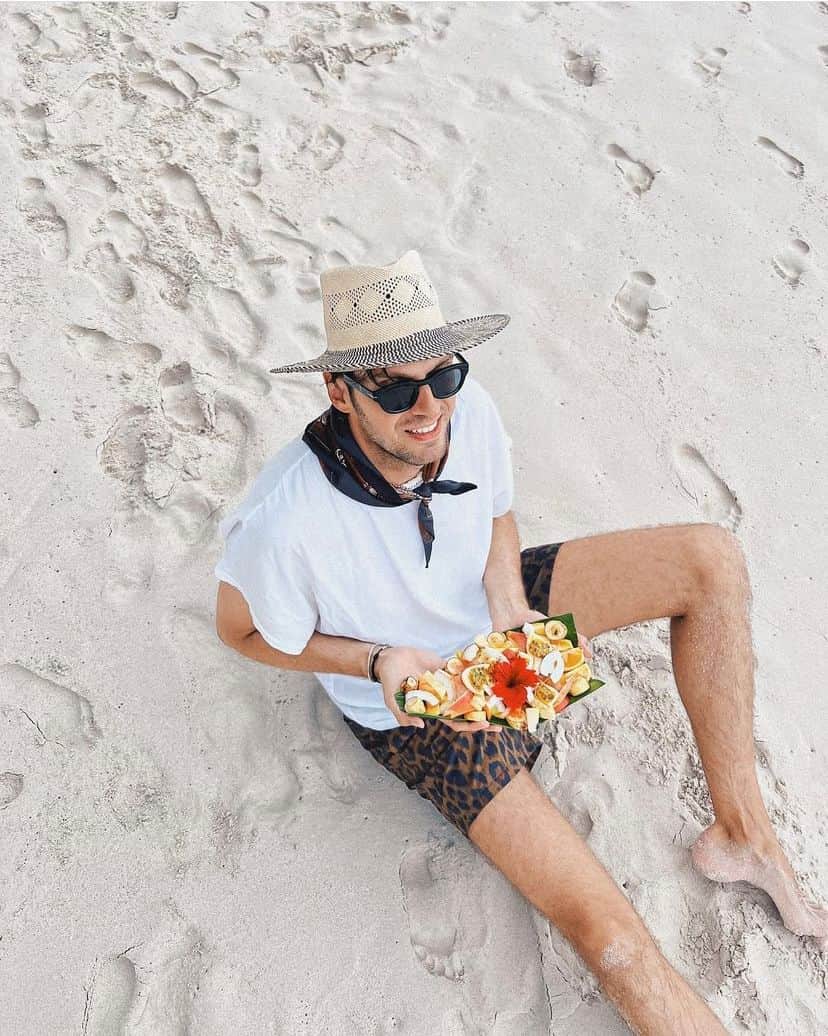 ボルサリーノさんのインスタグラム写真 - (ボルサリーノInstagram)「Beach Safari. The talented content creator repost @petarmilano gets beachy with his Borsalino #SS23 wide brim safari style Panama hat noted for its natural décor. #Hatyourdiversity & shop all the top season highlights now on www.borsalino.com   #italianstyle #MadeinItaly #Borsalinoworld #Panamahat #Summertime  #Borsalinohatlover #Borsalinonstrawhat #Borsalinolover #travelaccessories #elegantsummerlook #onthebeach #influencers」8月24日 16時30分 - borsalino_world