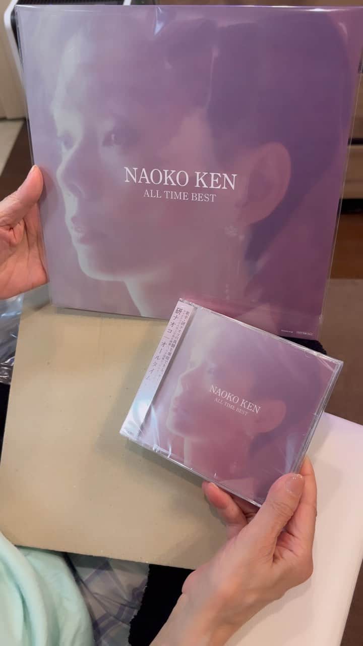 研ナオコのインスタグラム：「自分のCDをAmazonで買ってみた。でっけぇ😄  #研ナオコ #オールタイムベスト  #amazon  #amazon限定メガジャケ」