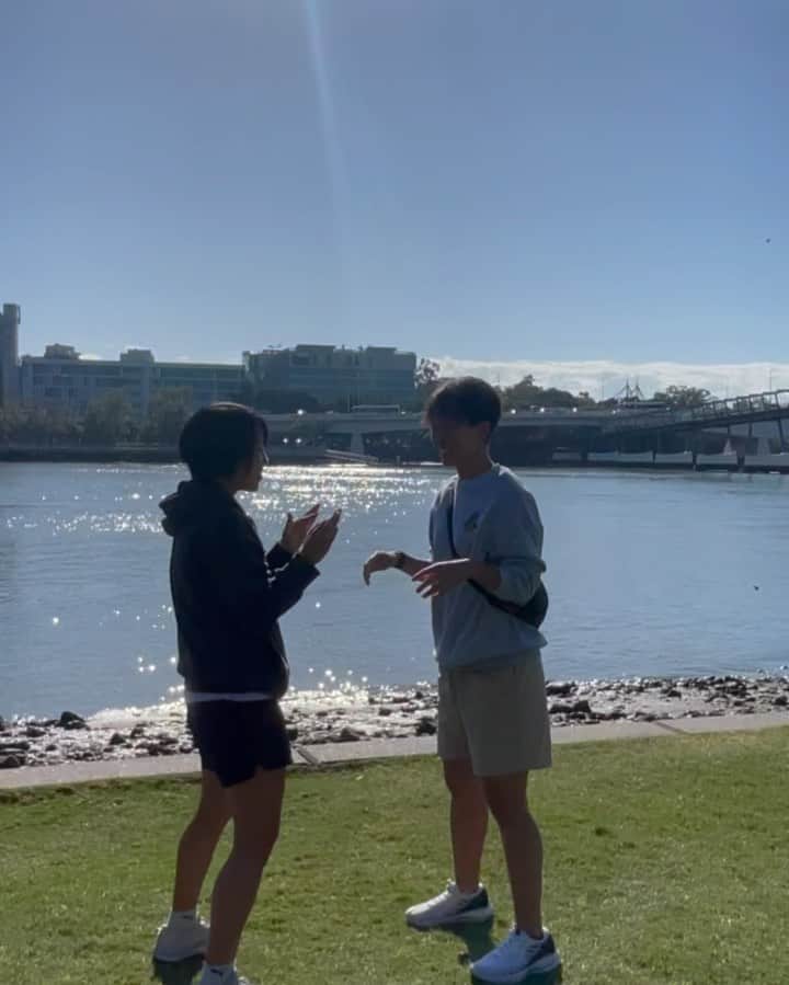 田中秋桜のインスタグラム：「25歳の全力手押し相撲。in Australia 🇦🇺🐨 4名によるトーナメントを行い、優勝いただきました🏆笑」