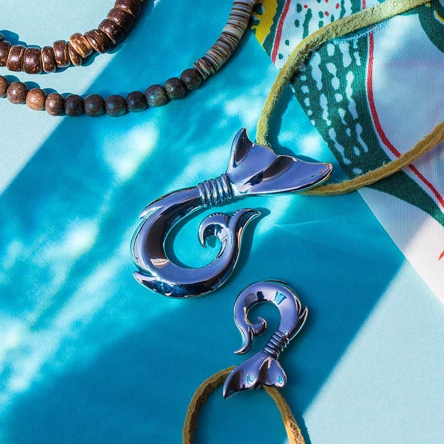Bill Wall Leather × BEAMSのインスタグラム：「Restock！ 【Pendant】Whale Tail Hook Pendant(Small & Medium) / *Exclusive items __________  BEAMS Online Shop is now open for orders from outside Japan. Global shipping services are offered through WorldShoppingBIZ, a global e-commerce provider. Customers can choose to display transactions in English, Chinese (Cantonese and Mandarin) or Japanese for a safe, convenient checkout.   We hope you enjoy shopping with us! __________  ・BEAMS MEN SHIBUYA / 03-3780-5500 ・BEAMS ROPPONGI HILLS / 03-5775-1620 ・BEAMS GINZA（2F）/ 03-3567-2223 ・BEAMS FUTAKOTAMAGAWA / 03-3707-8998 ・BEAMS TACHIKAWA / 042-548-1070 ・BEAMS NAGOYA / 052-265-2610 ・BEAMS STREET UMEDA / 06-6366-3695 ・BEAMS KOBE / 078-335-2720 ・BEAMS HIROSHIMA / 082-544-2961 ・BEAMS KUMAMOTO / 096-359-1280」