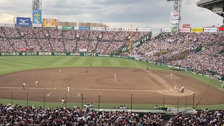 夜咲ライトのインスタグラム：「奇跡でなく必然！ エンジョイベースボール ってなんやねんって思われてた 24年前。1999年の夏、うちらは 終わりましたが、 2023年時代が追いつき、 塾高野球部おめでとうございます⚾️㊗️ 丸田選手の先頭打者ホームランで、 球場の空気が一気に変わりました。 選手は当時とレベチだし。 色んな後輩OBに会えて幸せな1日でした。  #甲子園では閉会式直後歓喜のシャワー大雨 #さらに同時刻に日吉に虹がかかる奇跡🌈 #仙台育英は脅威で素晴らしいチームでした #慶應義塾高校野球部最高」