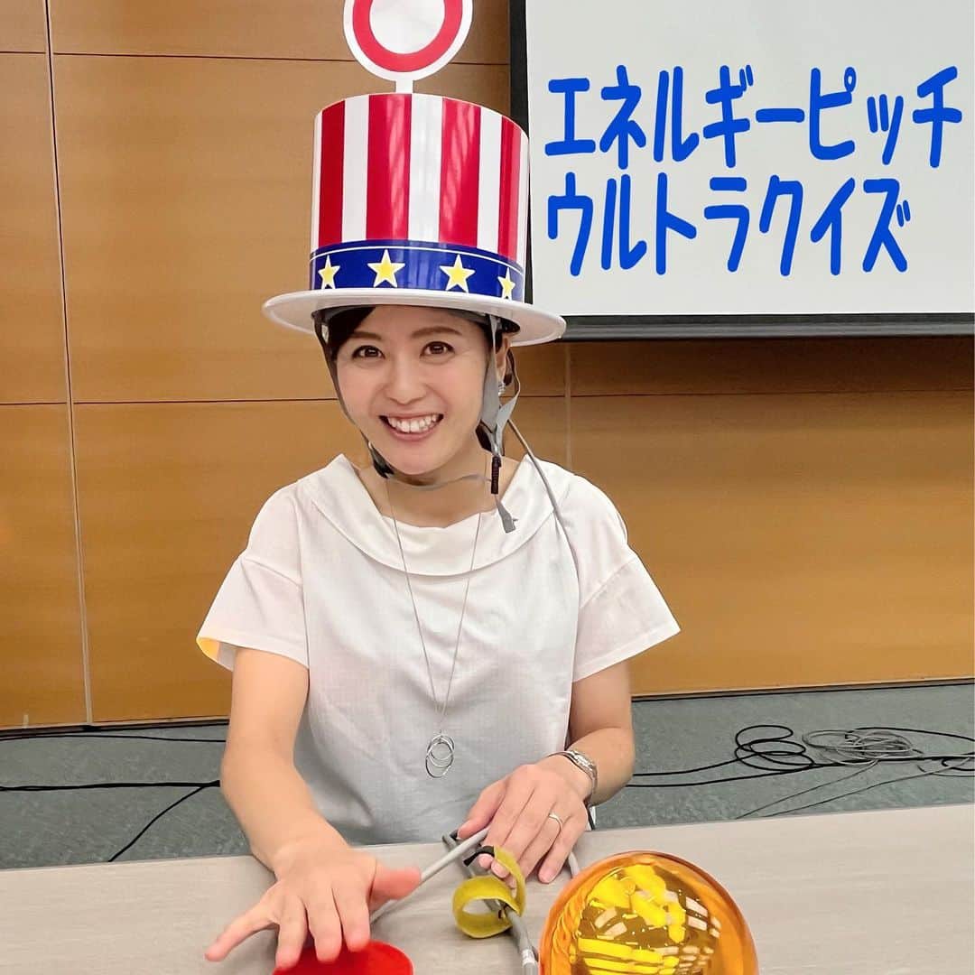 北清杏奈のインスタグラム：「ニューヨークに行きたいかー！という声が聞こえてきそうなこのハット！重量1キロだそう(笑) 今日は高校生が競うエネルギーピッチの司会。2050年に日本で想定されるエネルギー問題等についてその時代を担う高校生たちが考え、プレゼンテーションするものです。今日は交流会とのことで、各チームの代表にハットを被ってもらっての早押しクイズ大会も行われました。難しい問題もありましたが、みんなナイスチャレンジ！県内各地の高校から集まった生徒たち、最初は緊張していましたが、クイズではとっても盛り上がって楽しかったです(^^) 2枚目は美しかったお弁当😆」