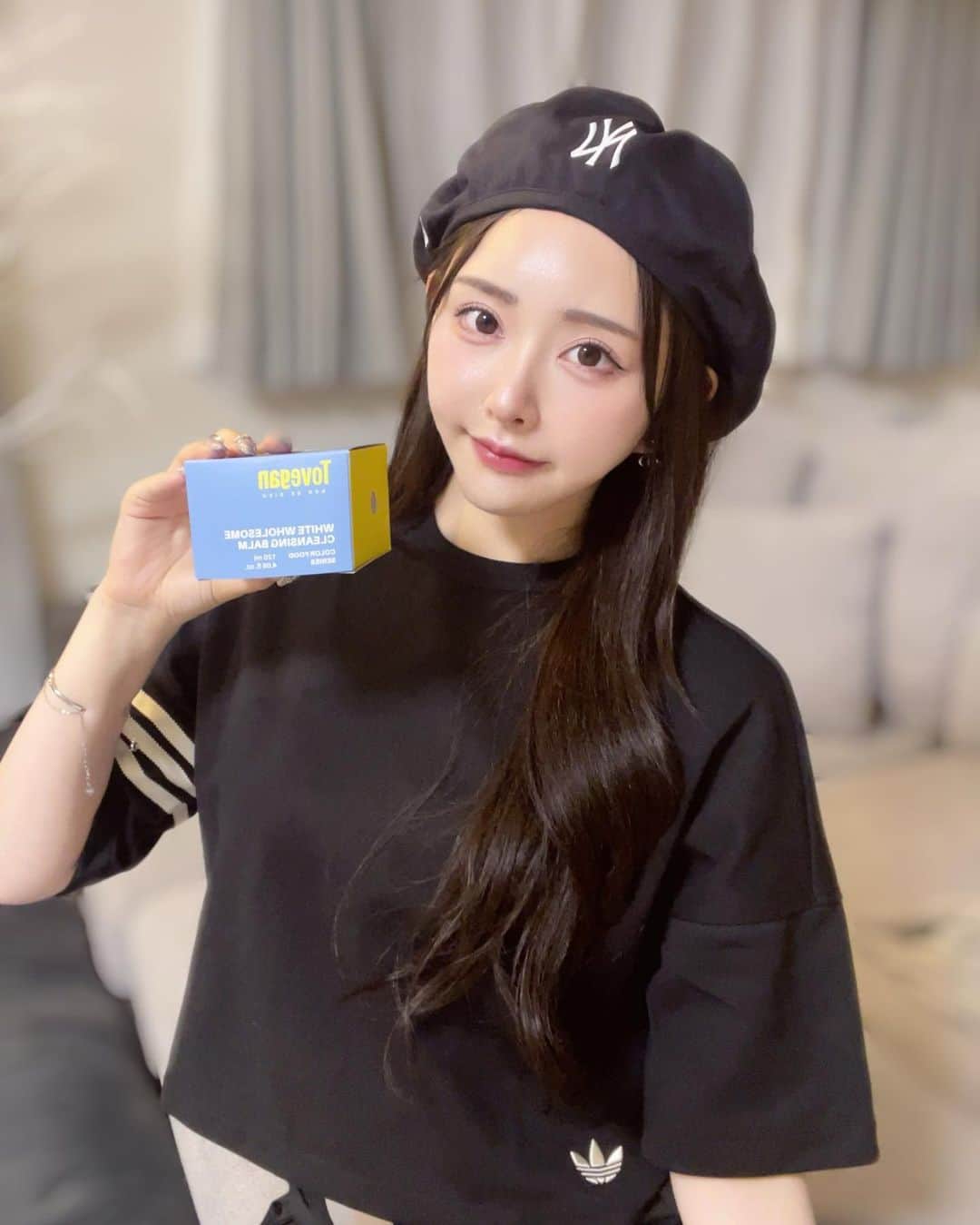 RINKAのインスタグラム：「. 韓国コスメレビュー🇰🇷 . TOVEGANの( @tovegan.jp ) ＷＨクレンジングバーム  KARAのパクギュリも愛用してる クレンジングバームだよ🪞🩰 . W洗顔不要で洗い上がり肌しっとり、つっぱらない仕上がり👀☁️ . 肌にのせるとすぐなじむから ウォータープルーフも スッキリオフできるよ🙆🏻‍♀️ . 動物性成分無配合、動物実験未実施の ヴィーガンアイテムで嬉しい♡！ . 日本からだとQoo10で購入できるみたい！ . #tovegan#トゥヴィガン#ヴィーガンコスメ#クルエルティフリー #ホワイトホールサムクレンジングバーム #pr#韓国コスメ#韓国スキンケア#美容#クレンジングバーム#美容オタク #美容マニア #美容好きな人と繋がりたい」