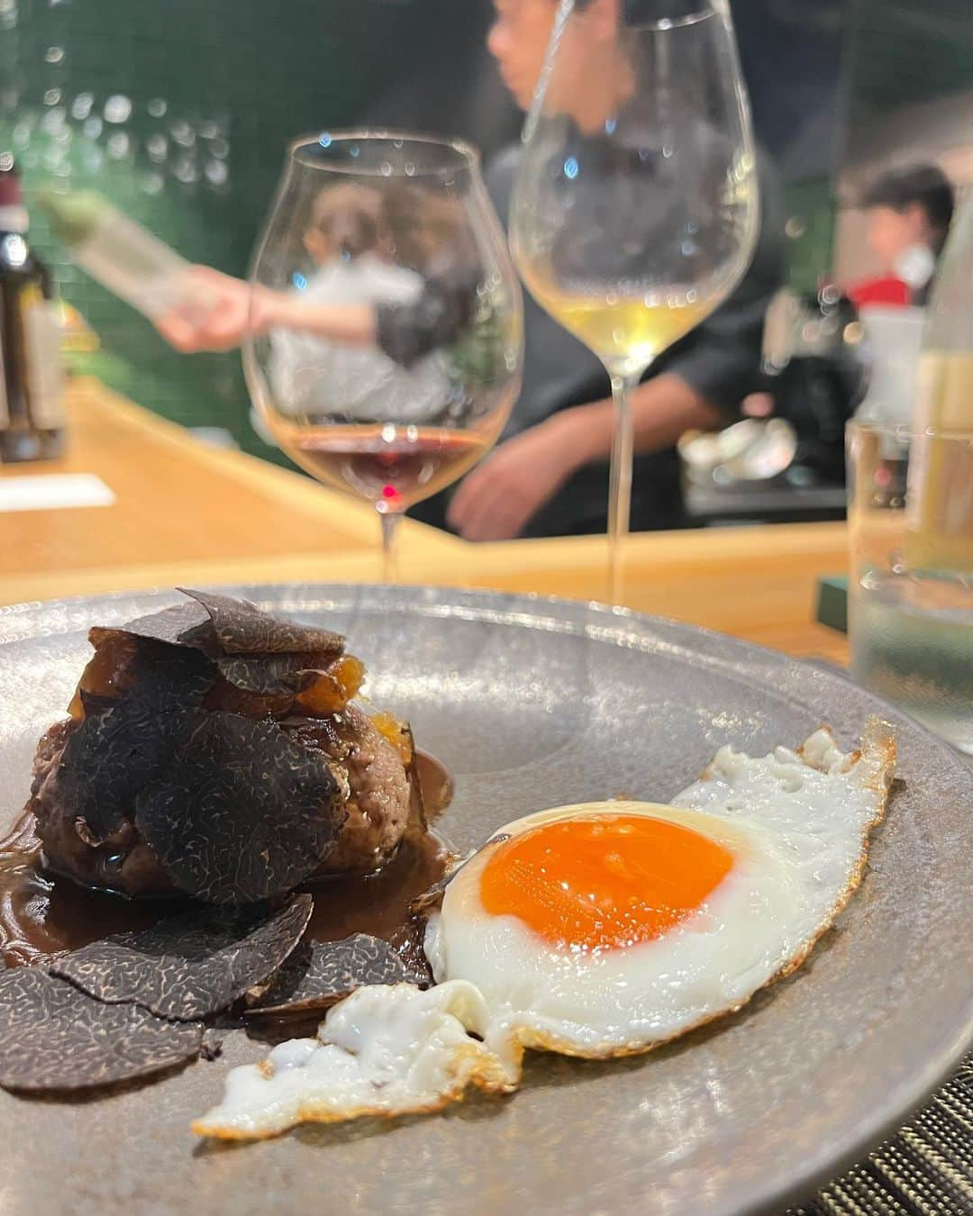 濱野りれさんのインスタグラム写真 - (濱野りれInstagram)「"In Bosco" in Tokyo🌳 An Italian restaurant where you can enjoy meals with luxurious ingredients.  This time was "Large Abalone and Sea Urchin Course". But my best dishes today was "Matsuzaka beef hamburger steak"🫣💕 The most delicious hamburger steak I've ever had!  【インボスコ】神宮前 二回目の訪問 今回は"房州特大鮑とウニのコース" 鮑が大きすぎて変な声出た🤭 本当に全部美味しかったけどまるでユッケのような "特産松坂牛のハンバーグ"がわたしの今日の一番でした！  次の予約は松茸コース！楽しみ！  #InBosco #tokyoeats #tokyogourmet #gourmet #gourmetfood #foodie #foodielife #tokyofoodie #gastronome #いんぼすこ #いんぼすこ神宮前 #東京グルメ #東京イタリアン #グルメ #イタリアン」8月24日 16時55分 - riregram