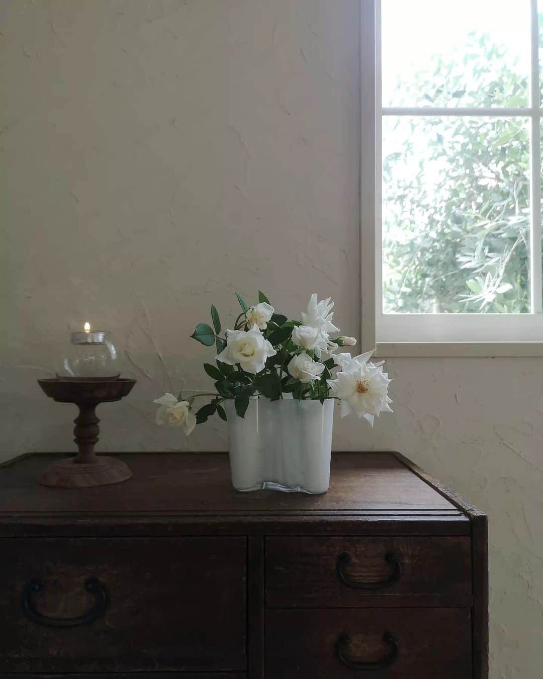sho.candyさんのインスタグラム写真 - (sho.candyInstagram)「. ロイヤルデザイン @royaldesign.jp で 見つけたiittalaのアアルトベースに お庭のアイスバーグを生けました☘️ 白のガラスに白いお花🍃 なんて幸せな眺め😚  このクネクネした曲線のデザインのおかげで バサッと生けてもふわっとまとまる〜♡ さすが長年愛されているフラワーベースだな〜🥺  ロイヤルデザインではただいまキャンペーン中✨ 北欧アイテムがたくさんありますよ～✨  #iittala#アルヴァアアルト #フラワーベース#北欧#ガラス#花器#イッタラ#アイスバーグ#バラ#ロイヤルデザイン#PR#royaldesign」8月24日 16時55分 - sho.candy