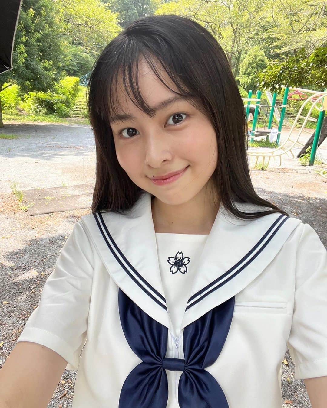 村山千夏のインスタグラム：「こんばんは。 セミ、鳥の鳴き声が聞こえ、 緑もたくさんあり、 癒されました。  Good evening. I hear cicadas, birds chirping, There are many green I was healed.  #jk#ljk#jk3#現役jk#女子高校生#女子高生#18歳#18yearsold #05#05line#自然#fyp#foryoupage #制服#セーラー服」