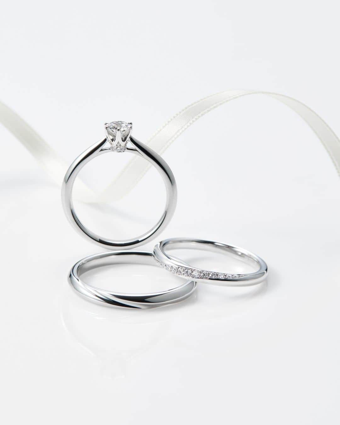 婚約・結婚指輪のI-PRIMO（アイプリモ）公式アカウントさんのインスタグラム写真 - (婚約・結婚指輪のI-PRIMO（アイプリモ）公式アカウントInstagram)「ともに未来を歩み始めるおふたりの想いを 永遠の煌めきに変えるダイヤモンドのリング。  アイプリモはブライダルにふさわしい価値あるダイヤモンドを世界中から厳選しています。  センターダイヤモンドはカットの最高評価である「3Excellent」を使用しており、 マリッジリングなどの直径1㎜以下の小さなメレダイヤモンドも 厳格な品質基準で選定。  最初で最高のおくりものだからこそ「最上級の輝き」を―。  ＜婚約指輪＞hercules #アイプリモ_ヘラクレス ＜結婚指輪＞Hercules #アイプリモ_ヘラクレス  ーーーーー ▼アイプリモでは、ご好評のパーソナルハンド診断®を体験いただけます。  ご希望の方はホームページより来店予約をいただくとスムーズにご案内いたします。 @iprimo_official ーーーーー  #iprimo #アイプリモ #婚約指輪 #エンゲージリング #結婚指輪 #マリッジリング」8月24日 17時00分 - iprimo_official