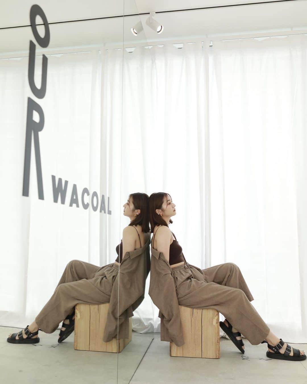 有末麻祐子さんのインスタグラム写真 - (有末麻祐子Instagram)「Wacoalからカップインウエアがローンチされました！ OUR WACOALというブランドです。 "服をきれいに着こなすため"のラインナップで お洒落がより一層楽しめそうな、ファッション性のあるデザインです。  カップインウェアって、カップの付け心地感が凄く大事だと思っていて 流石は下着老舗メーカーのワコールさん、信頼も有りますし間違いのない付け心地でした。 カップインだと、ブラ紐を気にせずにファッションを楽しめていいですよね。 どれも可愛くて、沢山購入しちゃう予感です🥹🌈 #PR #wacoal #ourwacoal #cupinwear」8月24日 17時01分 - mayukoarisue