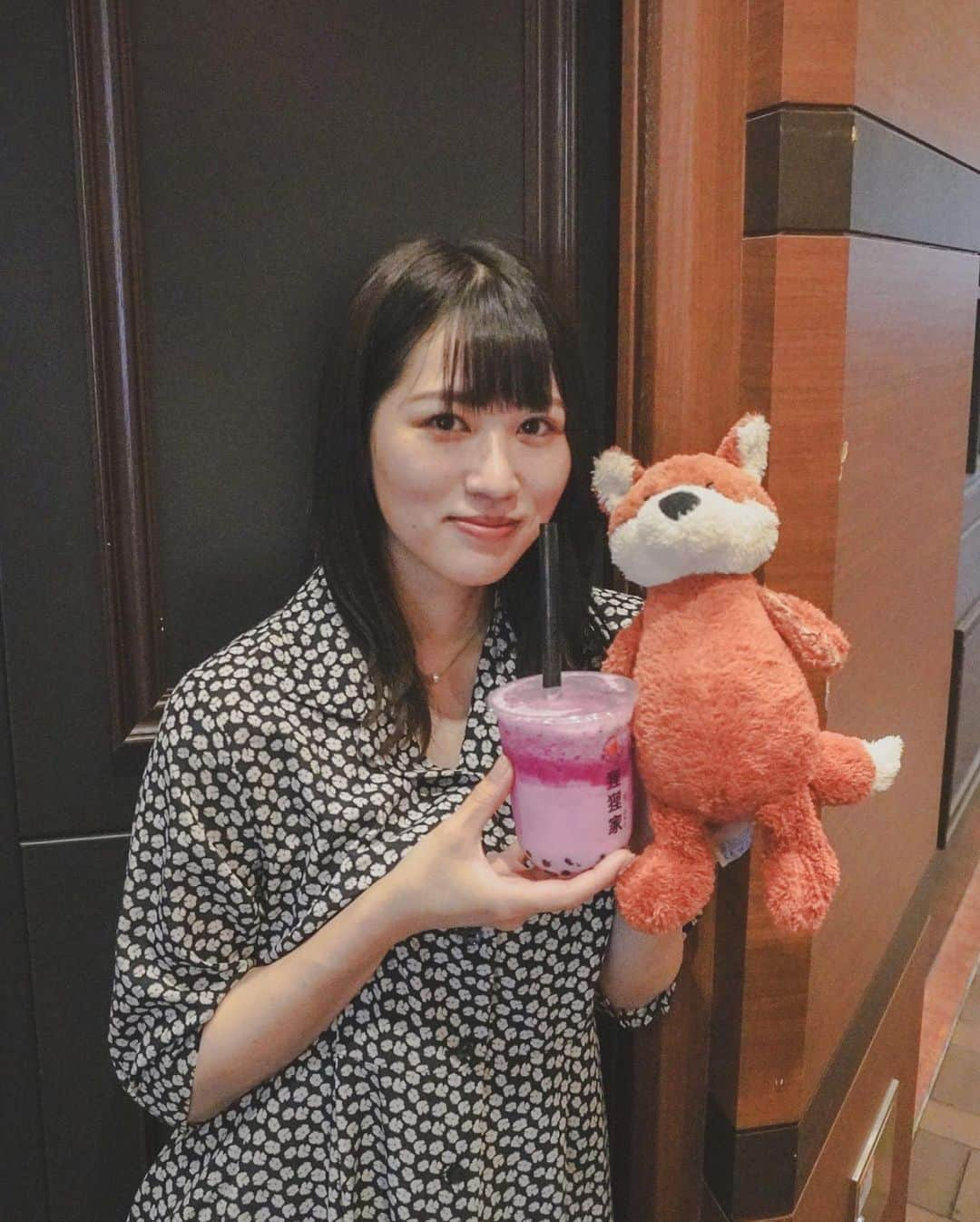 ぴろまるのインスタグラム：「ドラゴンフルーツラテ🐲 甘さ控えめで嬉しい美味しい(24歳の胃袋には) . ワンピース @kbfofficial  ネックレス clarity blanc タヌキ @ponpokoya_lilijia  . #久方ぶりのピロスタ #半年ちょいぶり #すっかり夏になりまして #しっかり内定もいただけまして #SNS復活です #ここで黄色い歓声 #安定の妄想力 #🧋 #狸狸家 #リリジャー #生タピオカ #江坂カフェ #江坂グルメ」