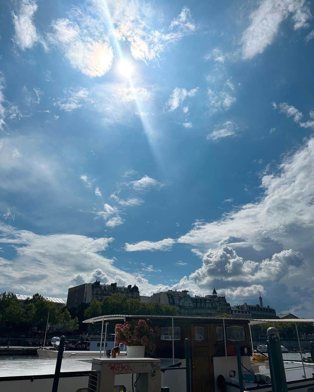 入夏さんのインスタグラム写真 - (入夏Instagram)「青に囲まれた日💙🐬 土砂降りから綺麗に晴れて、アイスクリームを食べて子供みたいに喜んだパリの思い出。」8月24日 17時05分 - iruka__offi