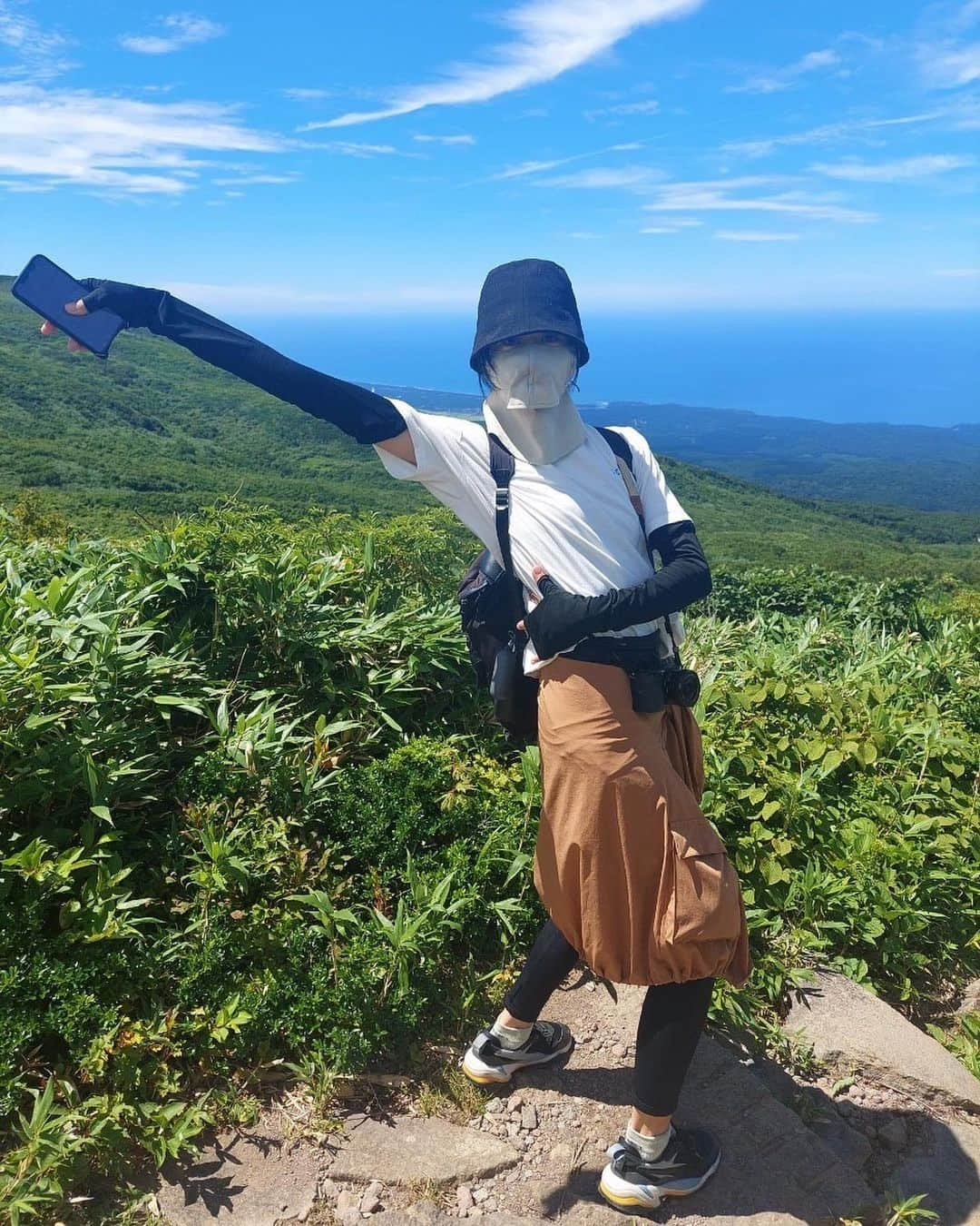 佐藤飛鳥さんのインスタグラム写真 - (佐藤飛鳥Instagram)「僕たちの夏休みを振り返らせておくれ！  もはやご近所の夏の風物詩と化している街でも山でも変わらぬ鬼武装ママ  半袖と命の腕輪の隙間をいつも気にしてる夏☀️  #やっほっほ夏休み　④」8月24日 17時05分 - s_asuka1278