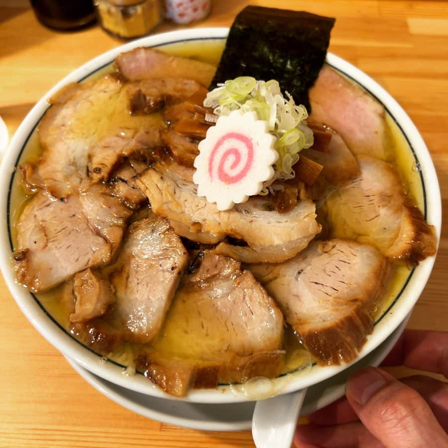 本城聡章のインスタグラム：「近頃ずっと気になってた #チャーシュー麺  煮干しスープにトロトロチャーシュー！美味しかったぁ〜🍜😋」