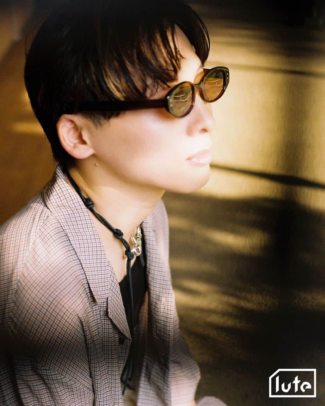 のインスタグラム：「Interview with claquepot ( @claquepot_official )  Q.  好きな映像作品は？  サミュエルLジャクソンとケビンスペイシーが主演の交渉人という映画が好きですね。  Q.  今行きたいところはどこ？  スイス、モナコ、エジプトあたりは行ってみたいですね。  Q. 人生で最も楽しかった時期はいつ？  常に今が一番楽しいですね。  Q.  人生で最も辛かった時期はある？  辛いという感覚が鈍いせいかあまり感じたことがありません。  Q. コレクションしているものはある？  最近はメガネ、サングラスですね。 必ず付けているので。  Q.  最近お気に入りのドリンクは？  クラフトコーラにハマってます。  Q.  おすすめのYouTubeチャンネルを教えて！  VAIENCEという空想科学のチャンネルと、フィルムエストTVという昭和オマージュのチャンネルが好きです。  Q. お気に入りのファッションブランドは？  inscrereとensou.とnicenessは毎シーズン何かしら買ってる気がします。  Q.  お気に入りのスキンケア、香水はある？  FIVEISM × THREEのトライアルキットがお気に入りです。サウナに行く時に持っていく小さいバッグに入る大きさなので、通常のは買わずトライアルキットばかりかっています。  Q.  好きなクリエーターは？  僕の楽曲の作品も作っていただいたAyaka Ohiraさんの作品は凄く好きです。あと最近は木工作家の西本良太さんの作品を集めたりしています。  claquepot「detox」2023.08.23 Release!!✔︎  5月にリリースした「space feat. 竹内アンナ」に続くclaquepotのニューシングル。 韓国「Mixtape Seoul」に所属するトラックメーカー「Noden」による軽快な4つ打ちトラックにclaquepotのヴォーカルが織りなす極上のリラックス・チューン。 「detox」が示す通り、ストレスに対しての解毒剤的な世界へと誘うチルR&B曲となっている。 また、同時にLyric VideoもclaquepotオフィシャルYouTube CHに公開されている。  claquepot「detox」 Digital | 2023.08.23 Release | DDCB-12369_2 | Released by SPACE SHOWER MUSIC  Photography : @mitsuru.nishimura   音楽動画メディア「lute」によるインタビュー企画「IN TOWN」✍️アーティストやクリエイターのインサイドをストリートから配信📷」