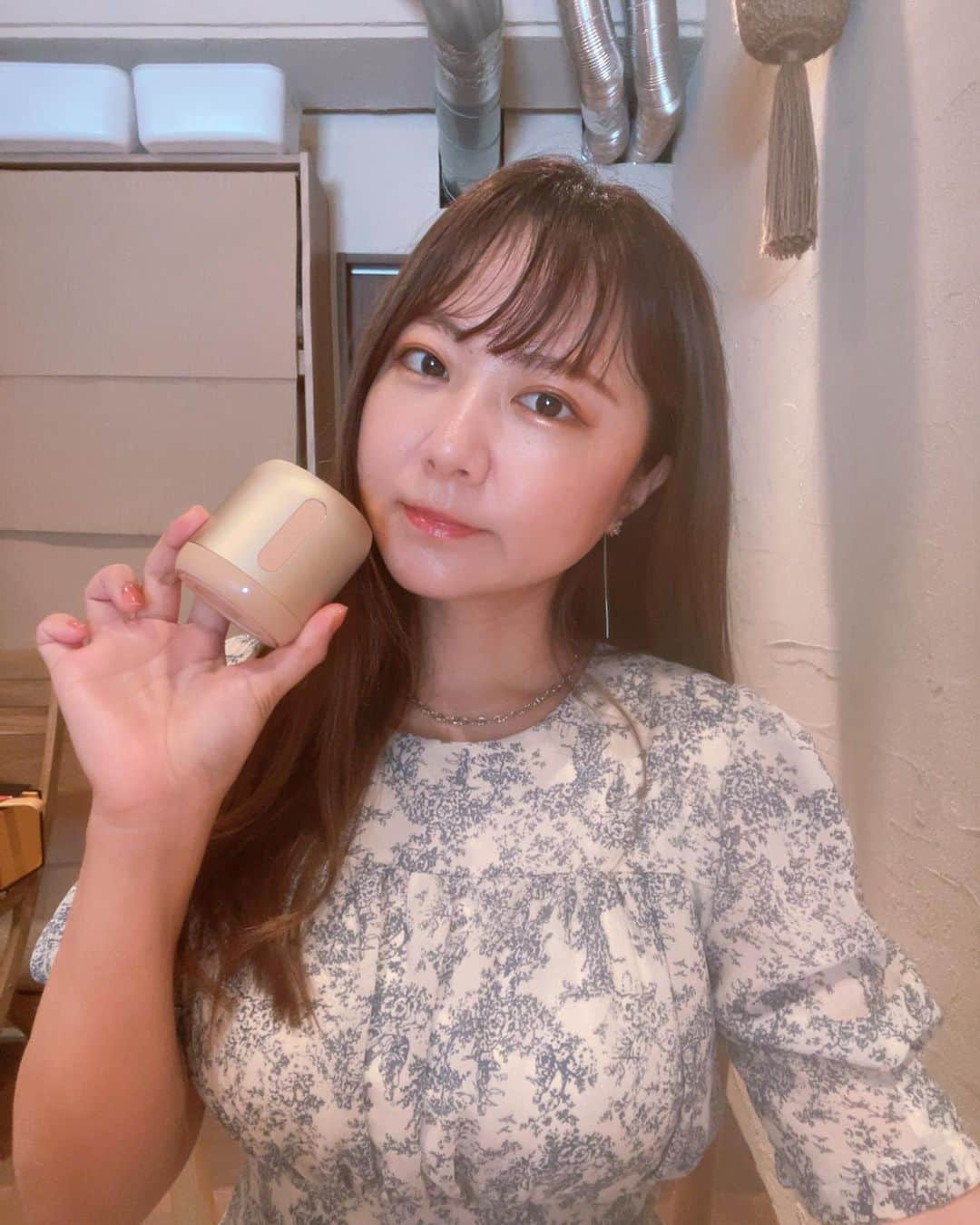 由井香織さんのインスタグラム写真 - (由井香織Instagram)「【特殊音響セラピー】 わたしがサロンで施術させていただいているセラピー、私自身も意識が変わって人生楽しくなったのでおすすめです🥰 まず、3回程受けると人間関係が変わります🫢 個人的にはトラウマもなくなりました😂 身体も変化して病気の心配も一切なくなりました🥹  9月より初回も、5,500円→11,000円になります☀️（1時間半ほど） 8月中にぜひ受けてみてください🩷  音と光の周波数（自然界に存在する水の振動波）を身体に当てることで、添加物や農薬、電磁波などで狂ってしまっている水の振動を整えて自己治癒力を高めたり、直感力や本来の自分の姿に戻れます😊 受けた方が変化していくの見るのが楽しいです😆✨  【HP】 https://www.olivehinata.jp/about-dimension-pro  #1枚目の写真は電磁波カットのデバイス #2枚目は好きなお塩 #3枚目はサロンのベッド #セラピー#特殊音響#大阪#整体」8月24日 17時08分 - yuikaori_y